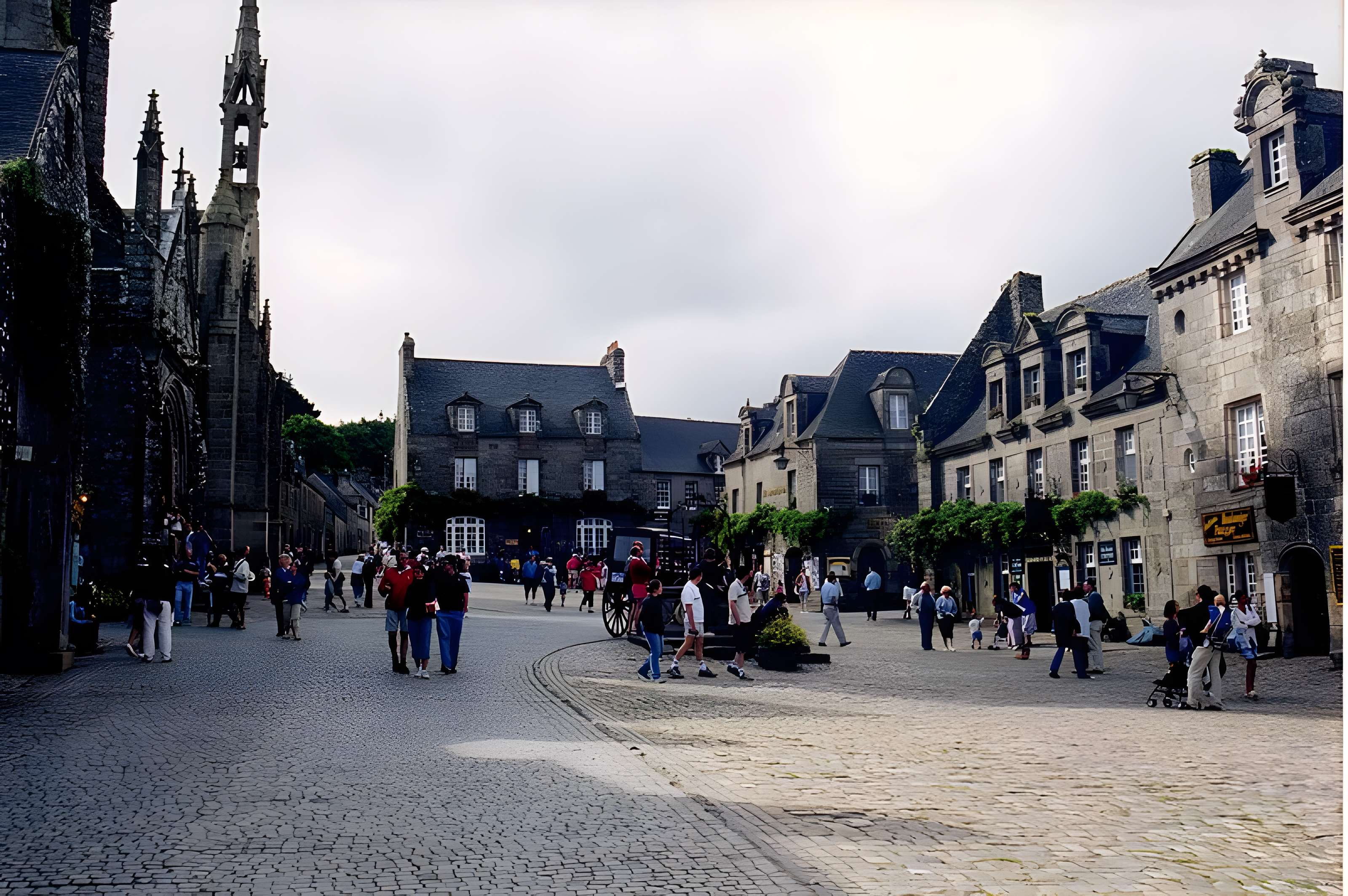 Place de l'Église et ses maisons à Locronan