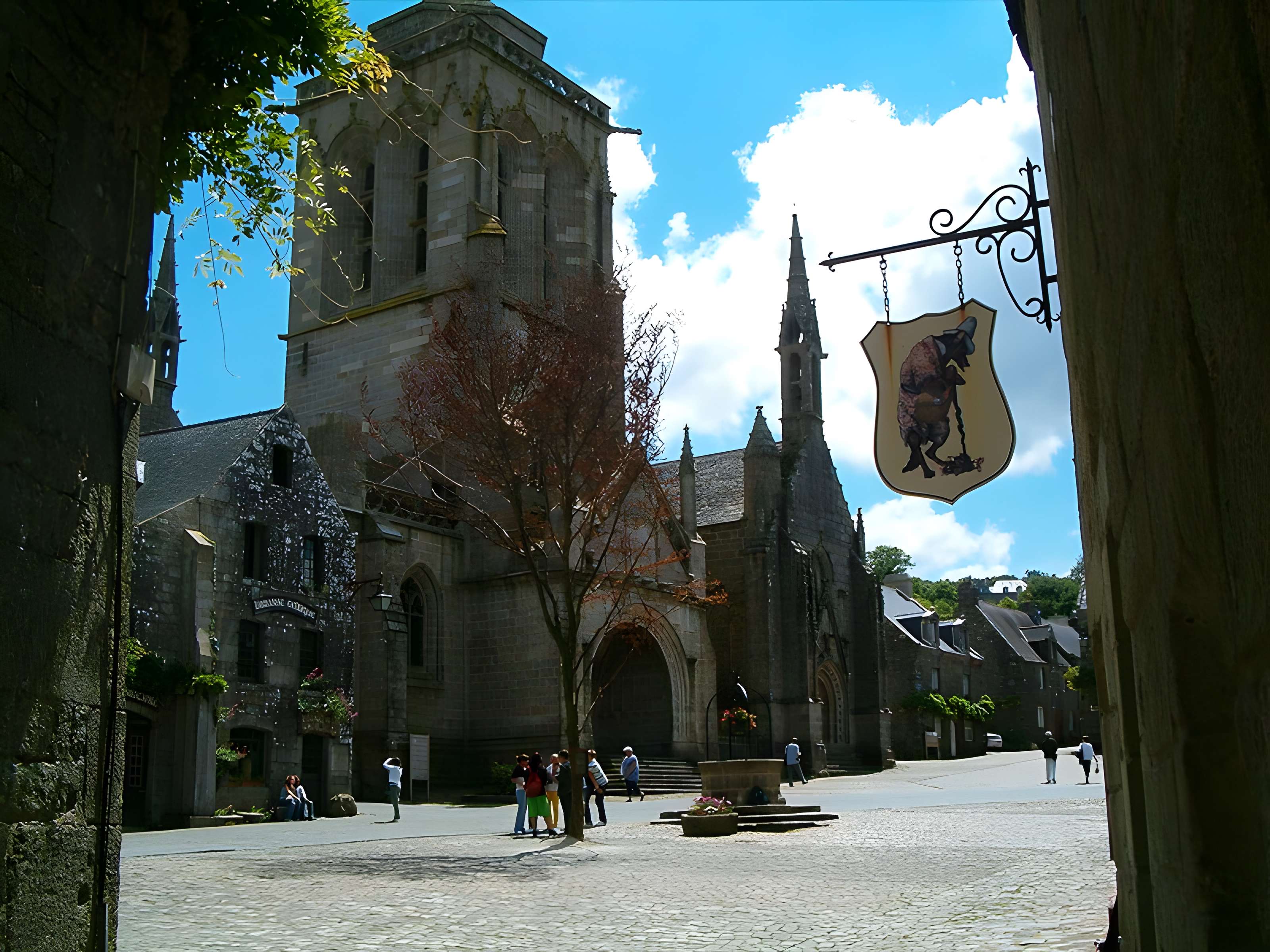 Place de l'Église et ses maisons à Locronan
