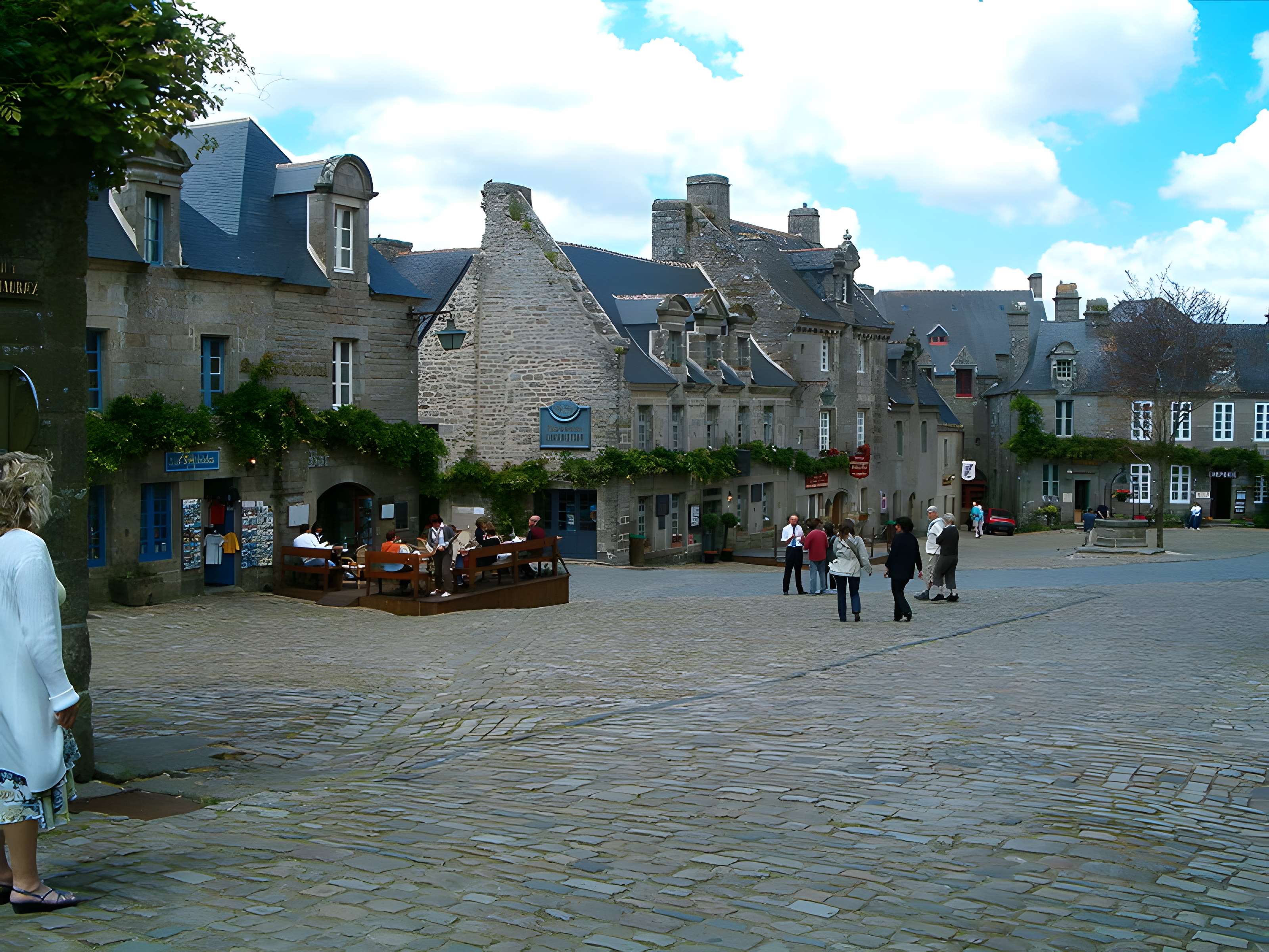 Place de l'Église et ses maisons à Locronan
