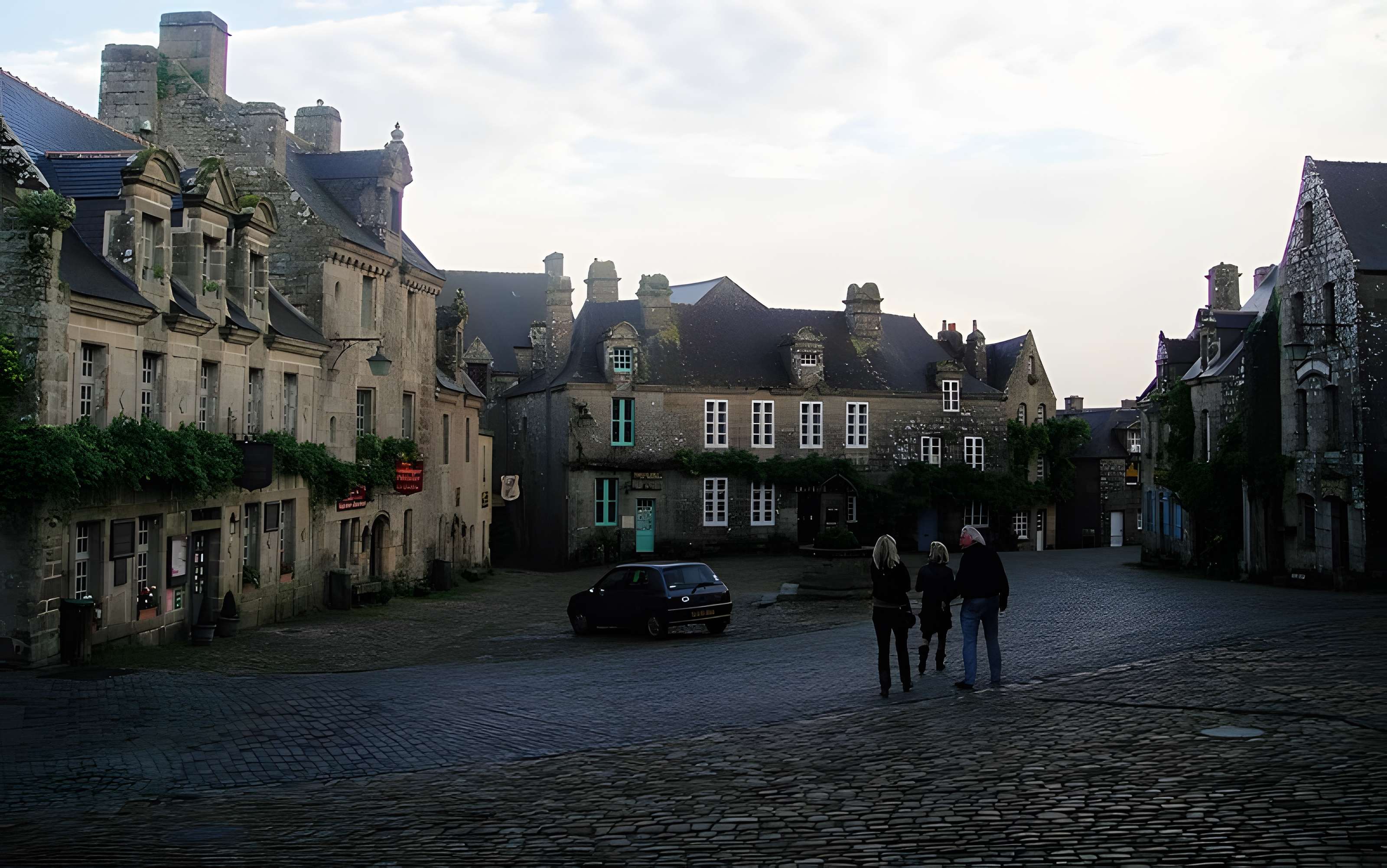 Place de l'Église et ses maisons à Locronan