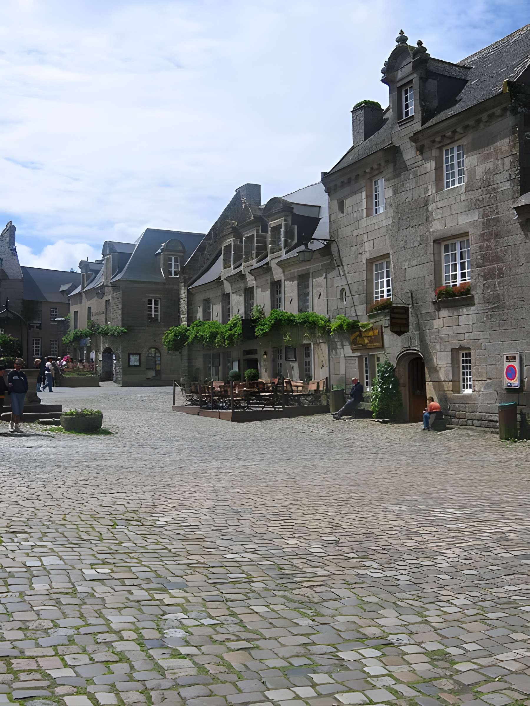 Place de l'Église et ses maisons à Locronan