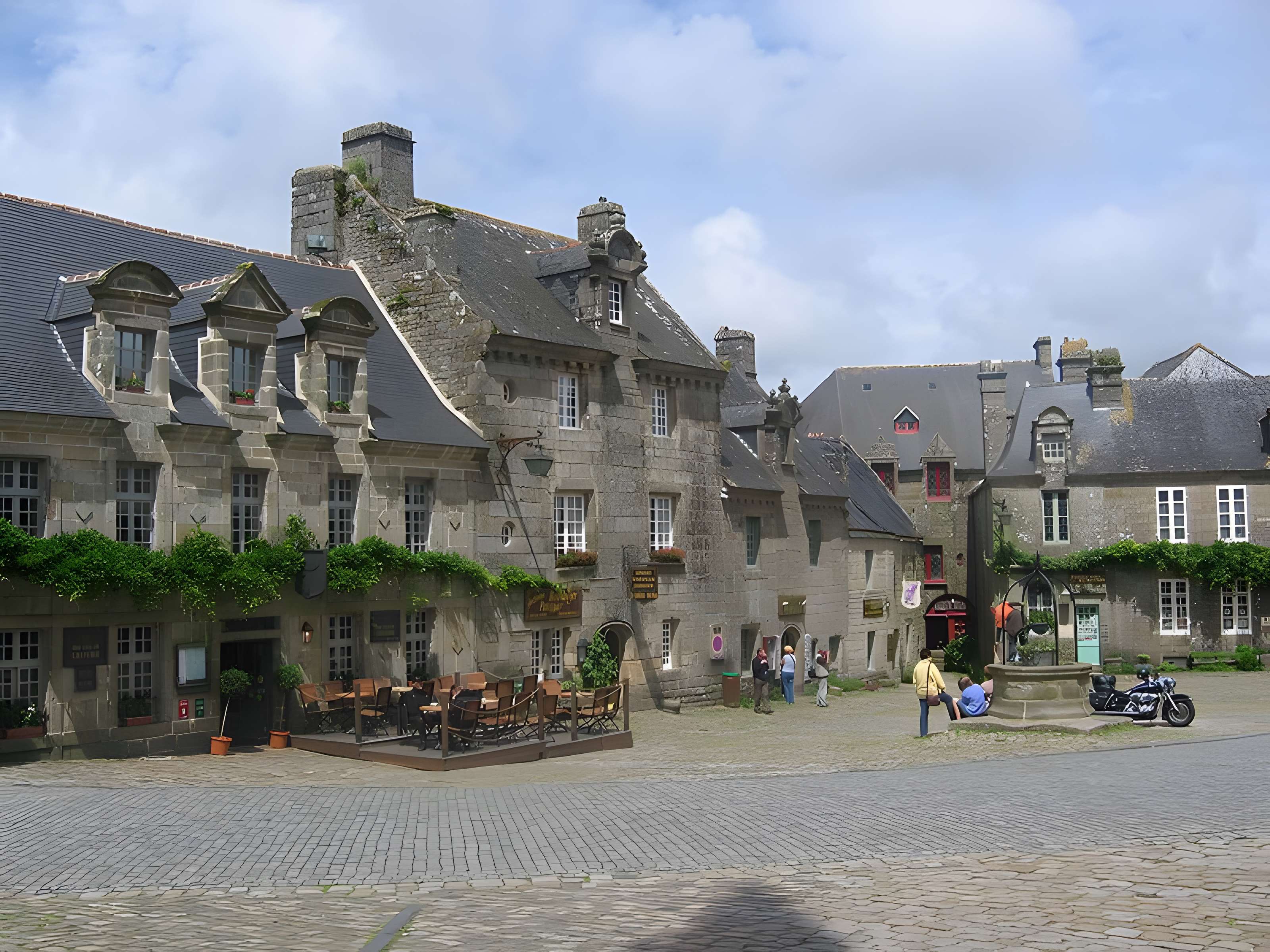 Place de l'Église et ses maisons à Locronan