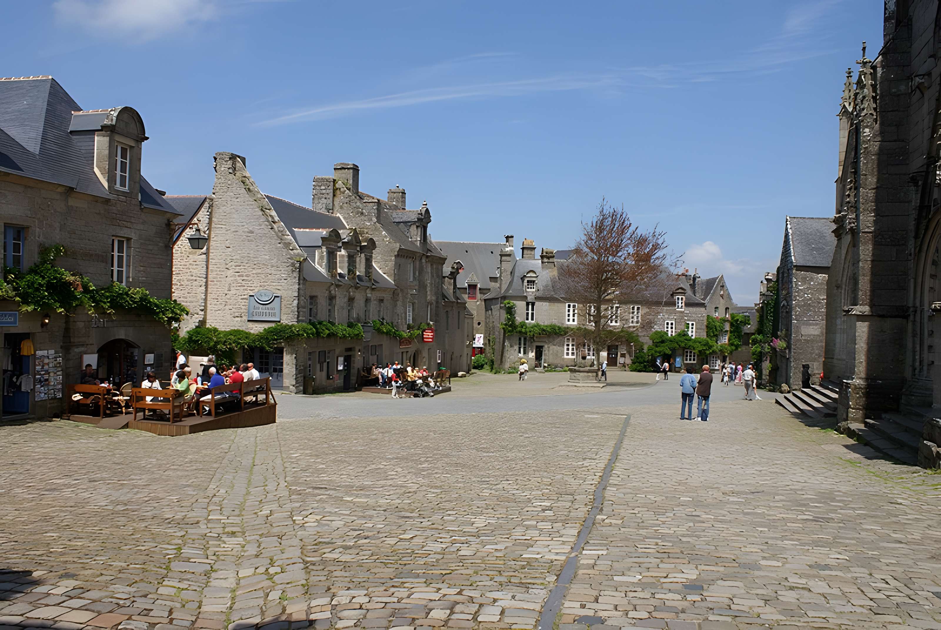 Place de l'Église et ses maisons à Locronan