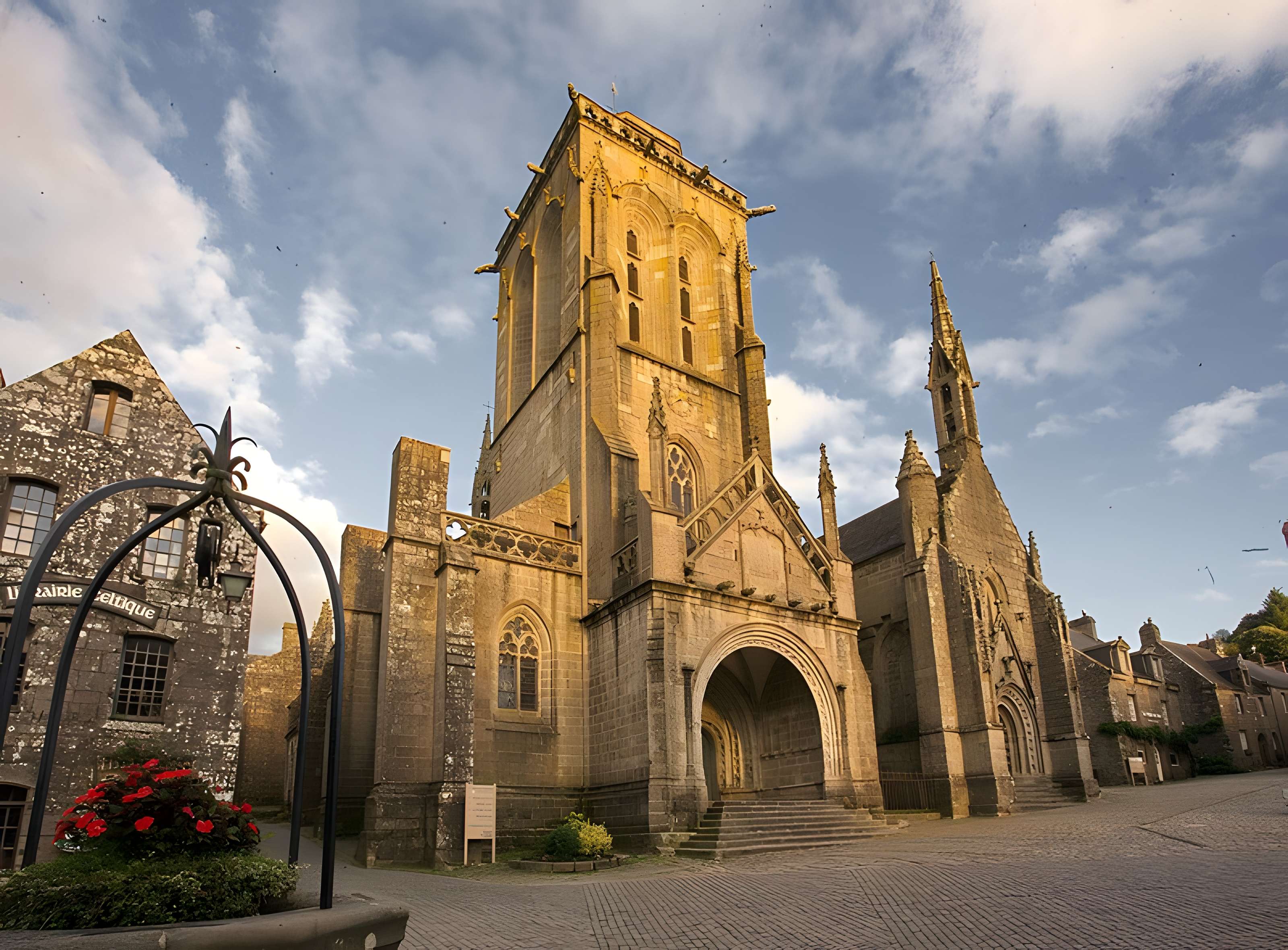 Place de l'Église et ses maisons à Locronan