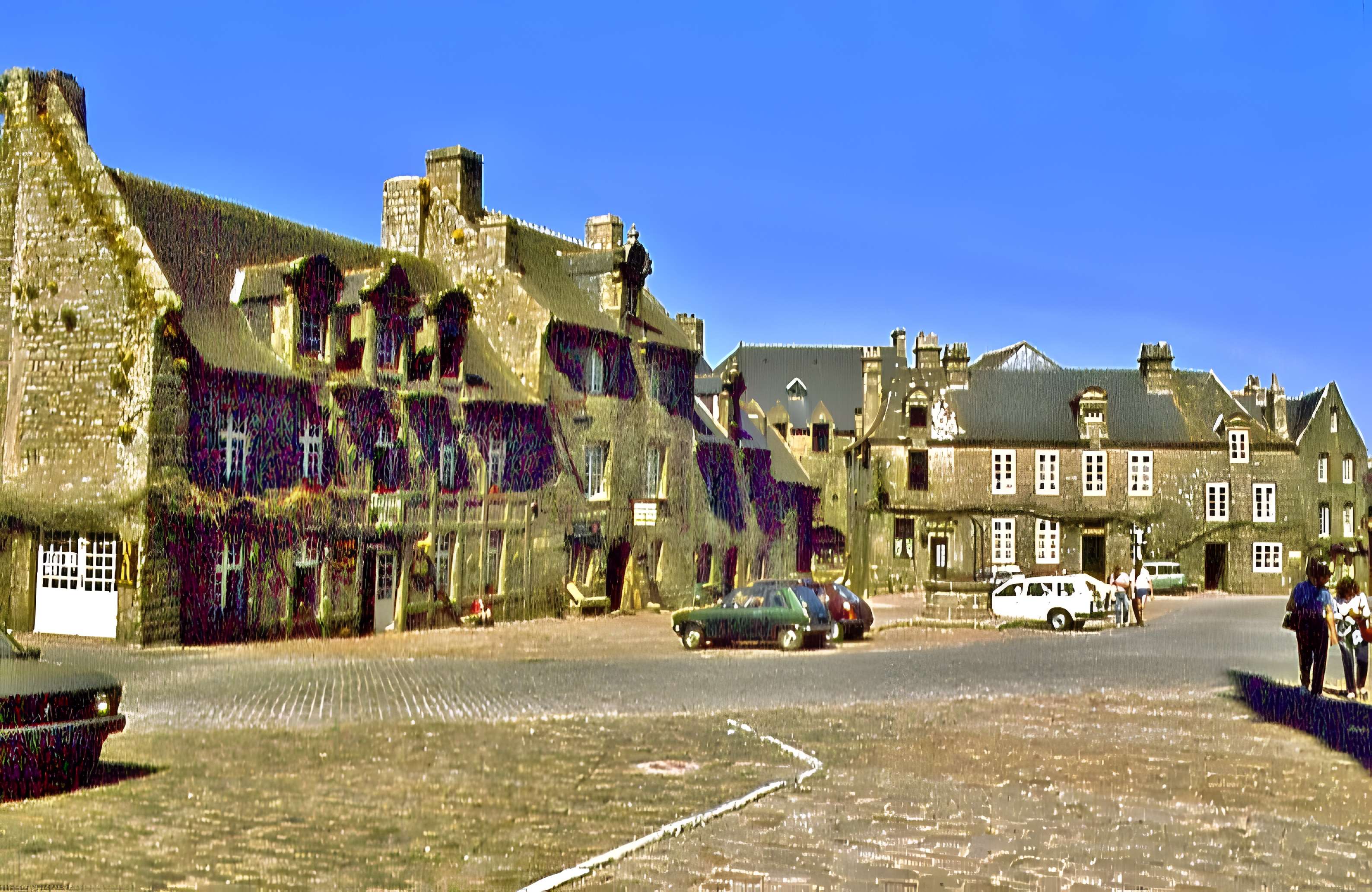 Place de l'Église et ses maisons à Locronan