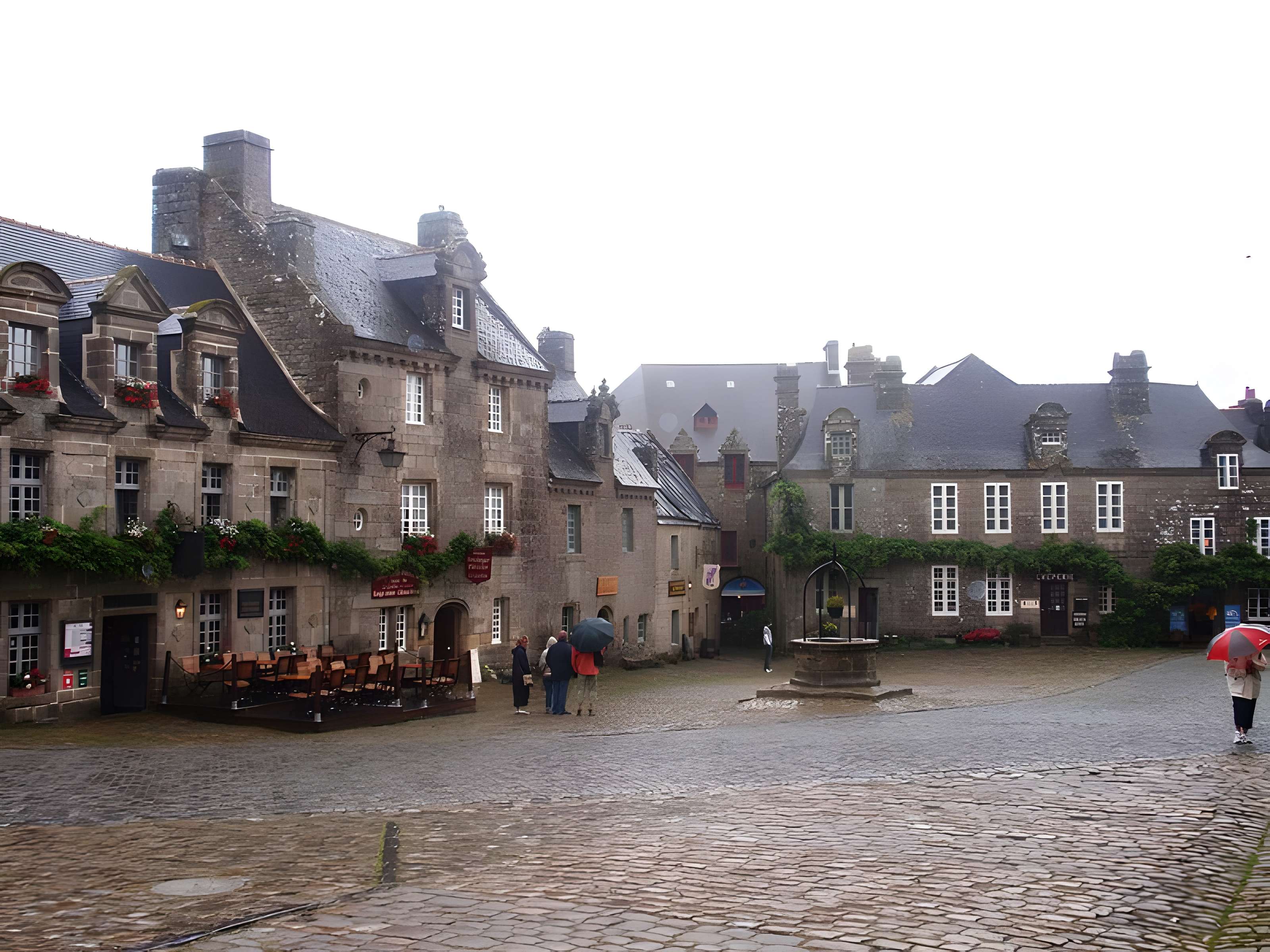 Place de l'Église et ses maisons à Locronan