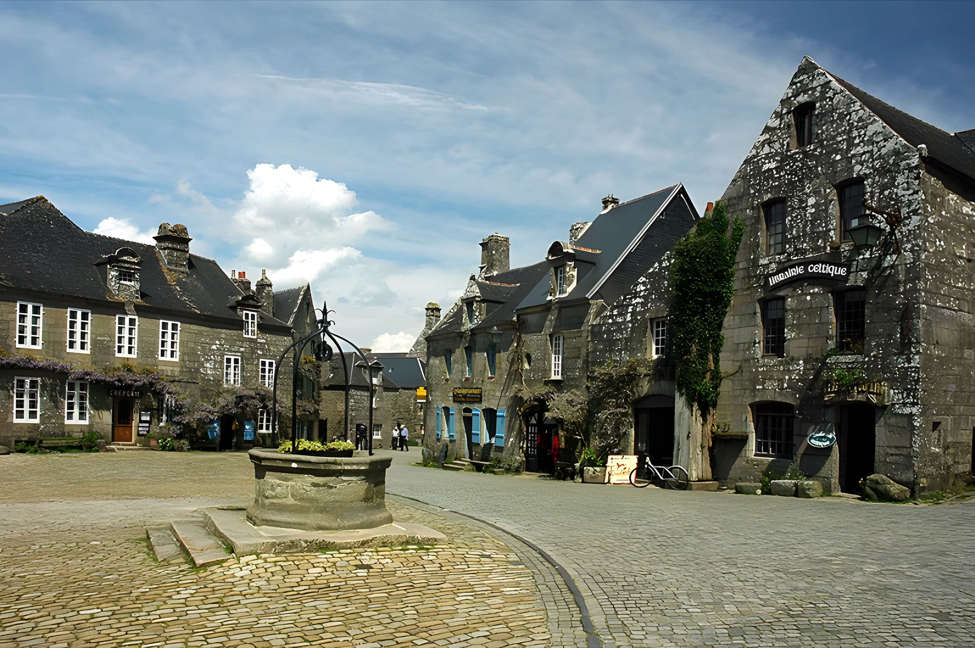 Place de l'Église et ses maisons à Locronan