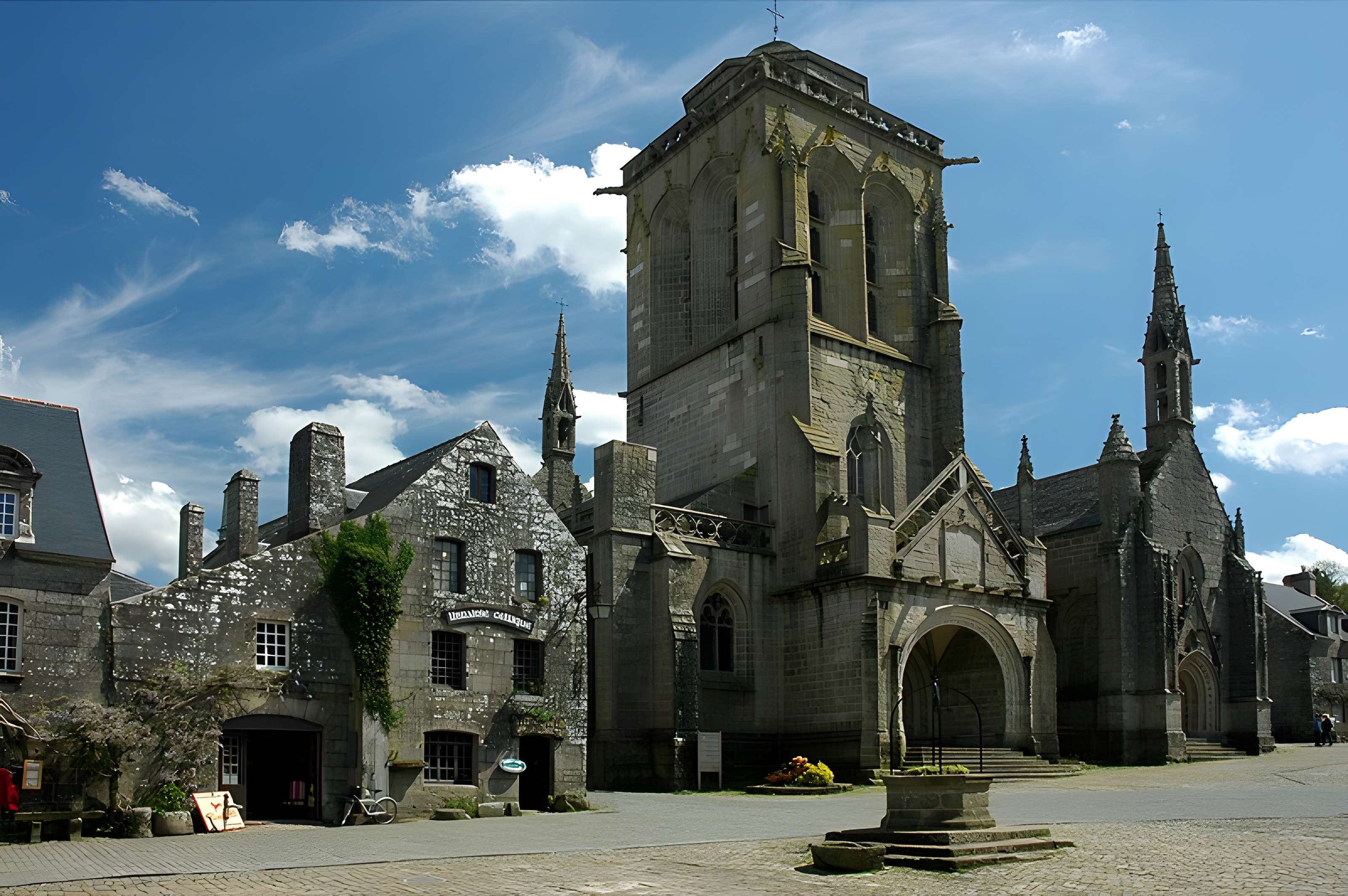 Place de l'Église et ses maisons à Locronan