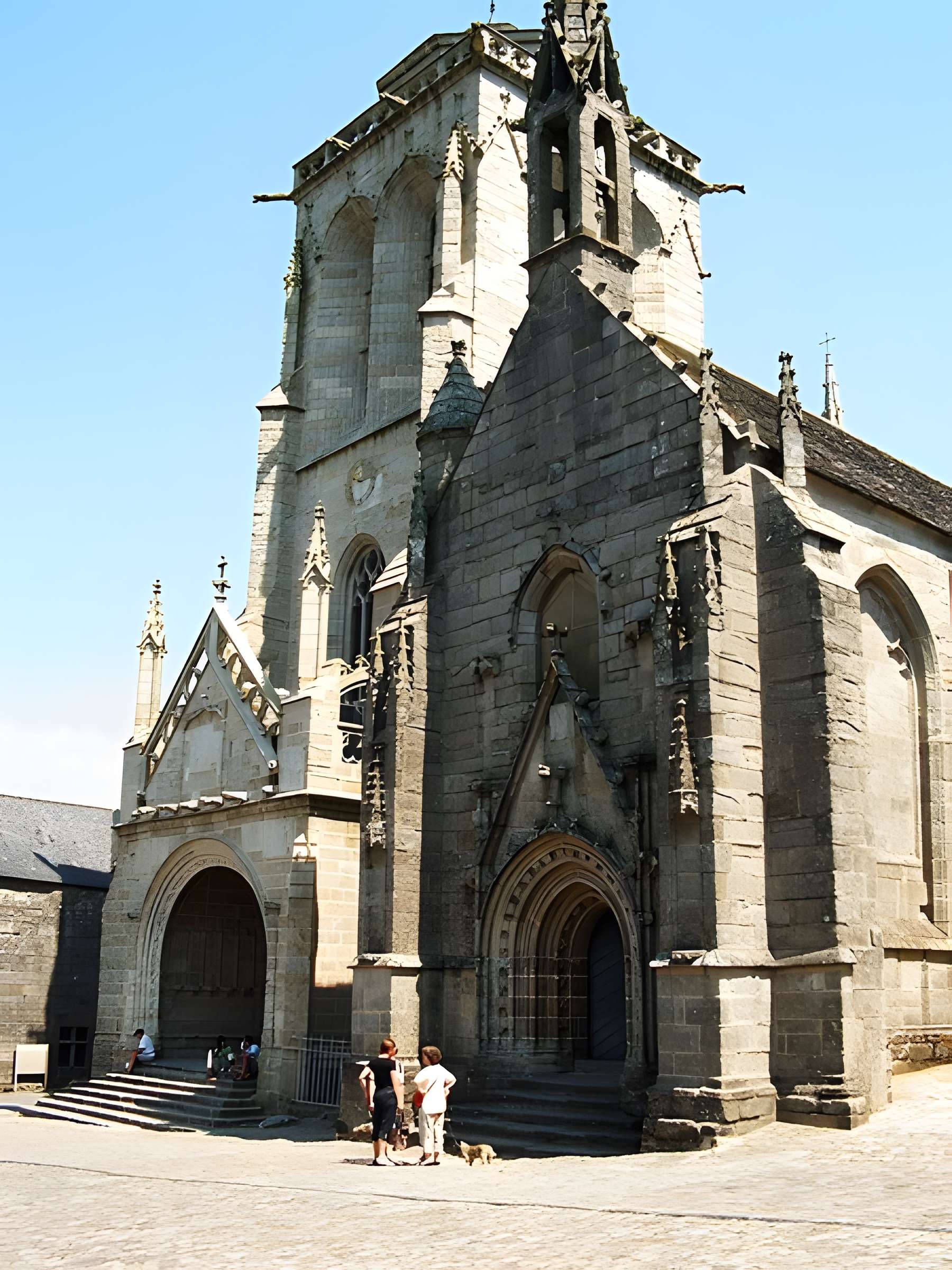 Place de l'Église et ses maisons à Locronan