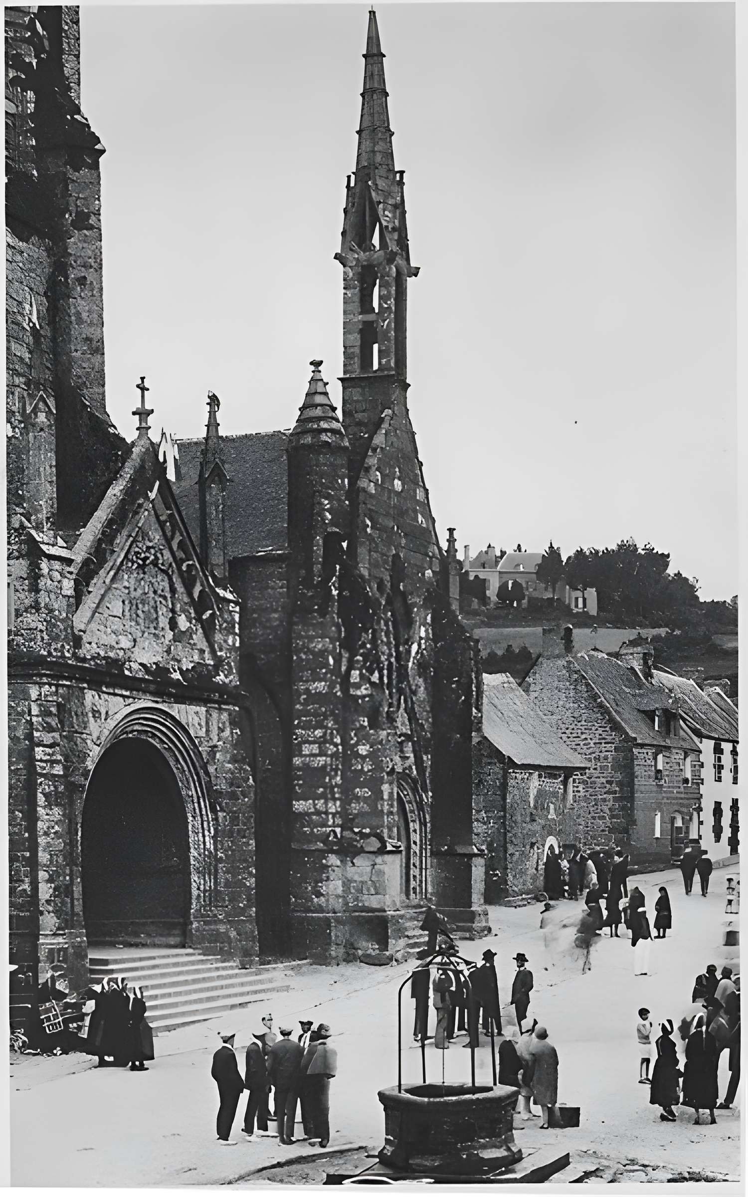Place de l'Église et ses maisons à Locronan