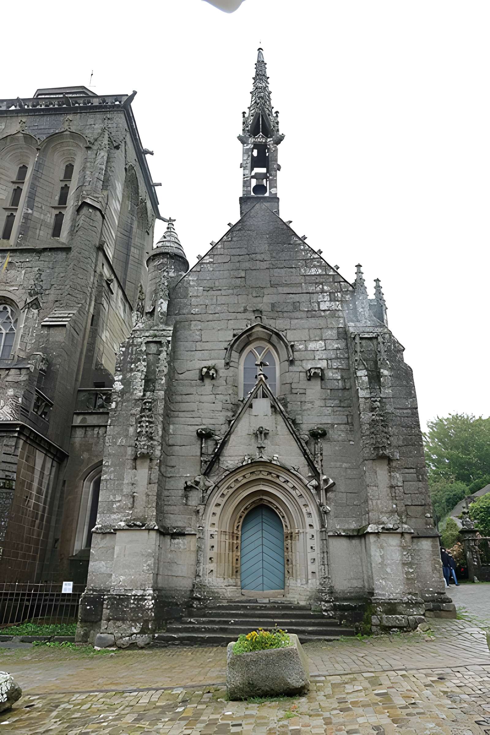 Place de l'Église et ses maisons à Locronan