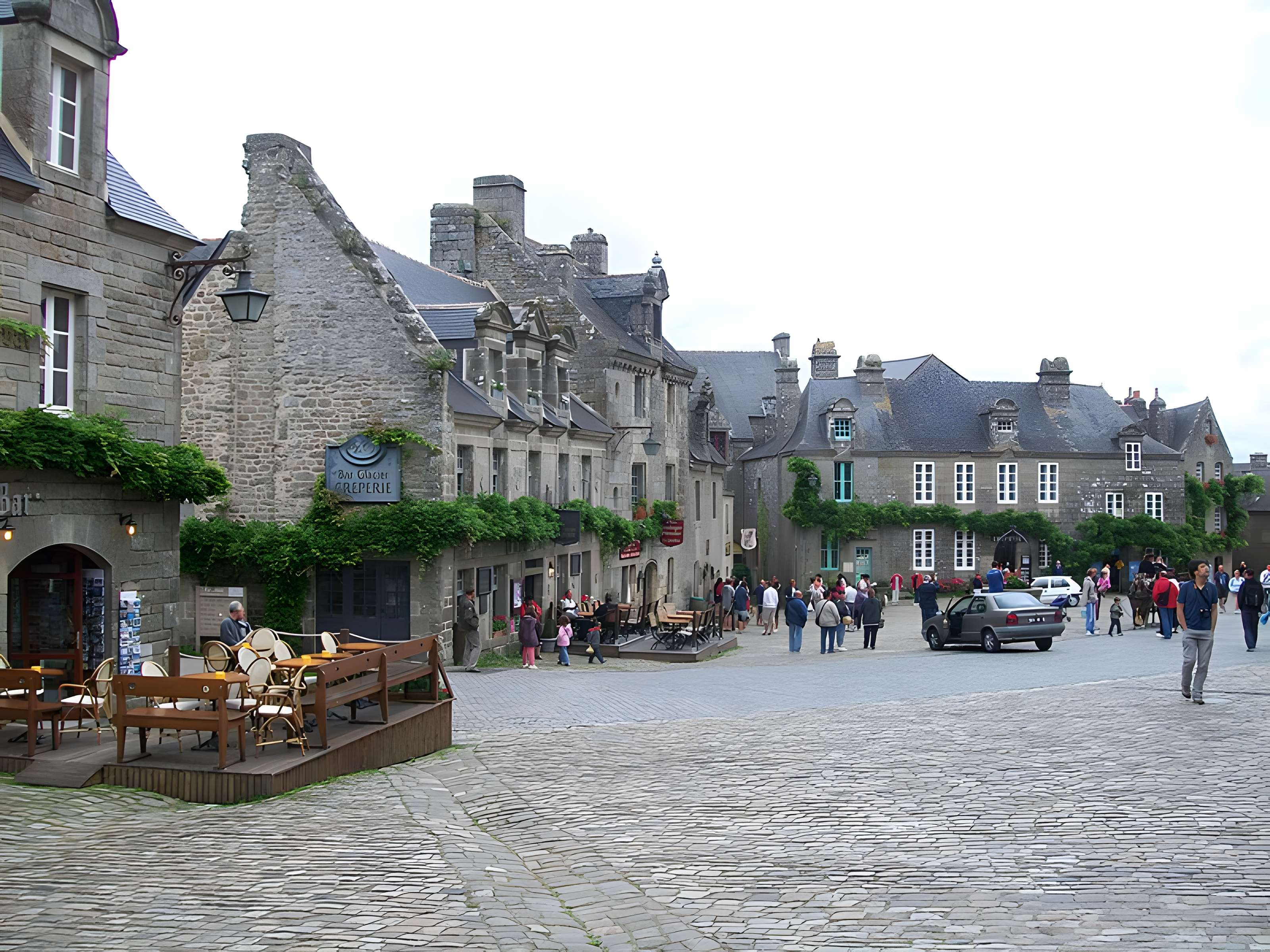 Place de l'Église et ses maisons à Locronan