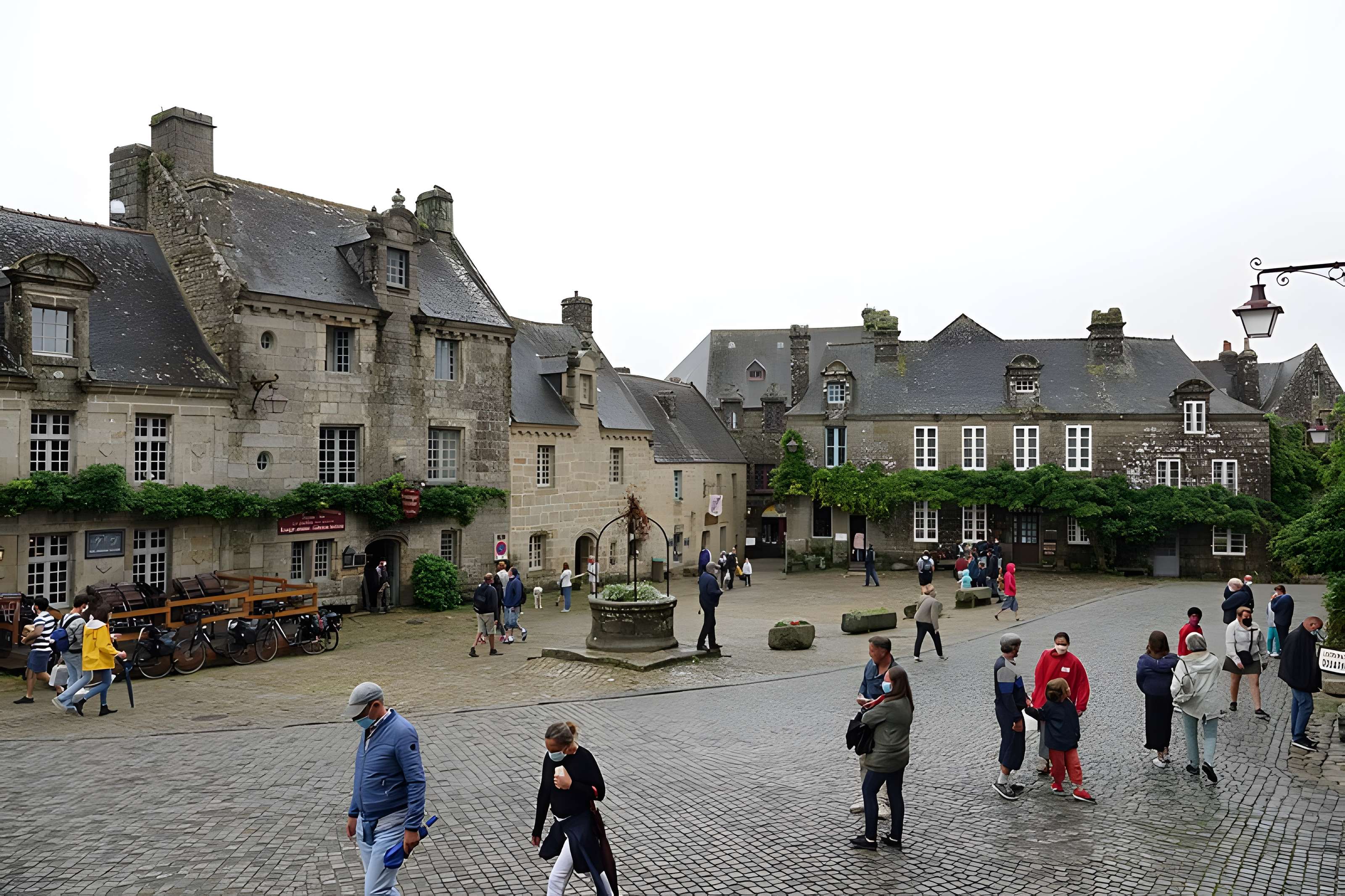 Place de l'Église et ses maisons à Locronan