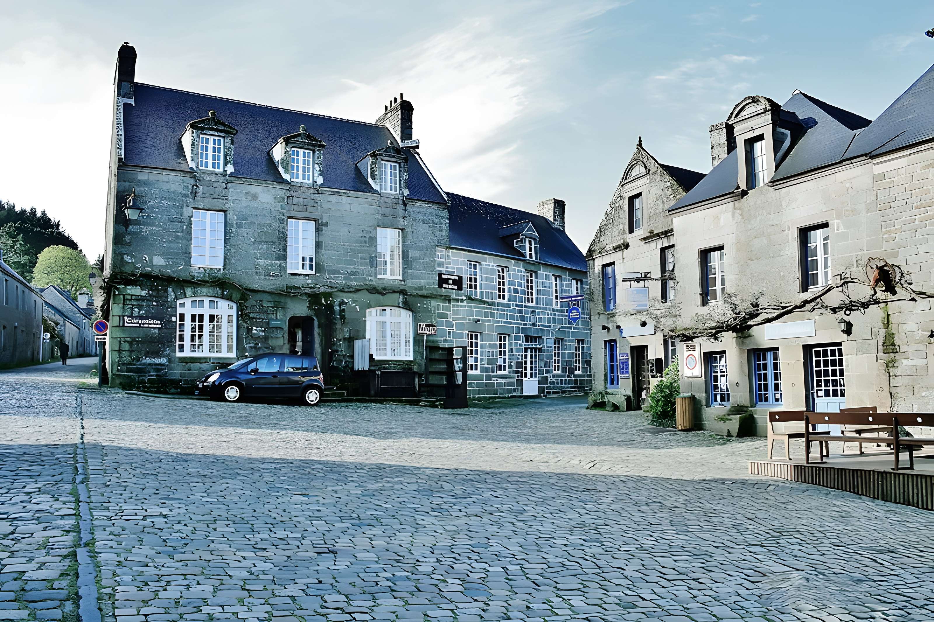Place de l'Église et ses maisons à Locronan