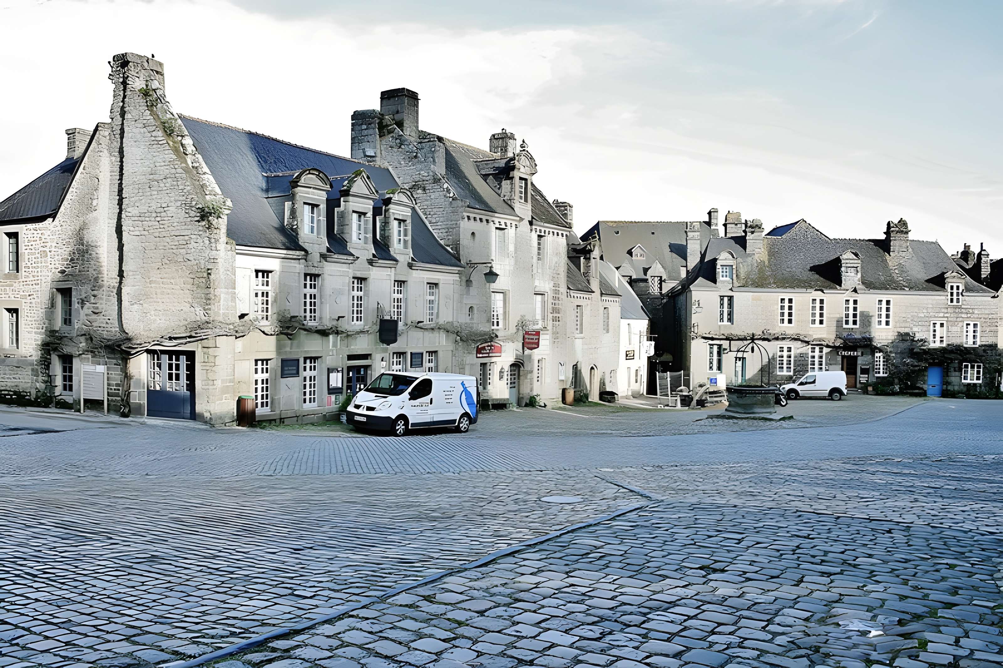 Place de l'Église et ses maisons à Locronan