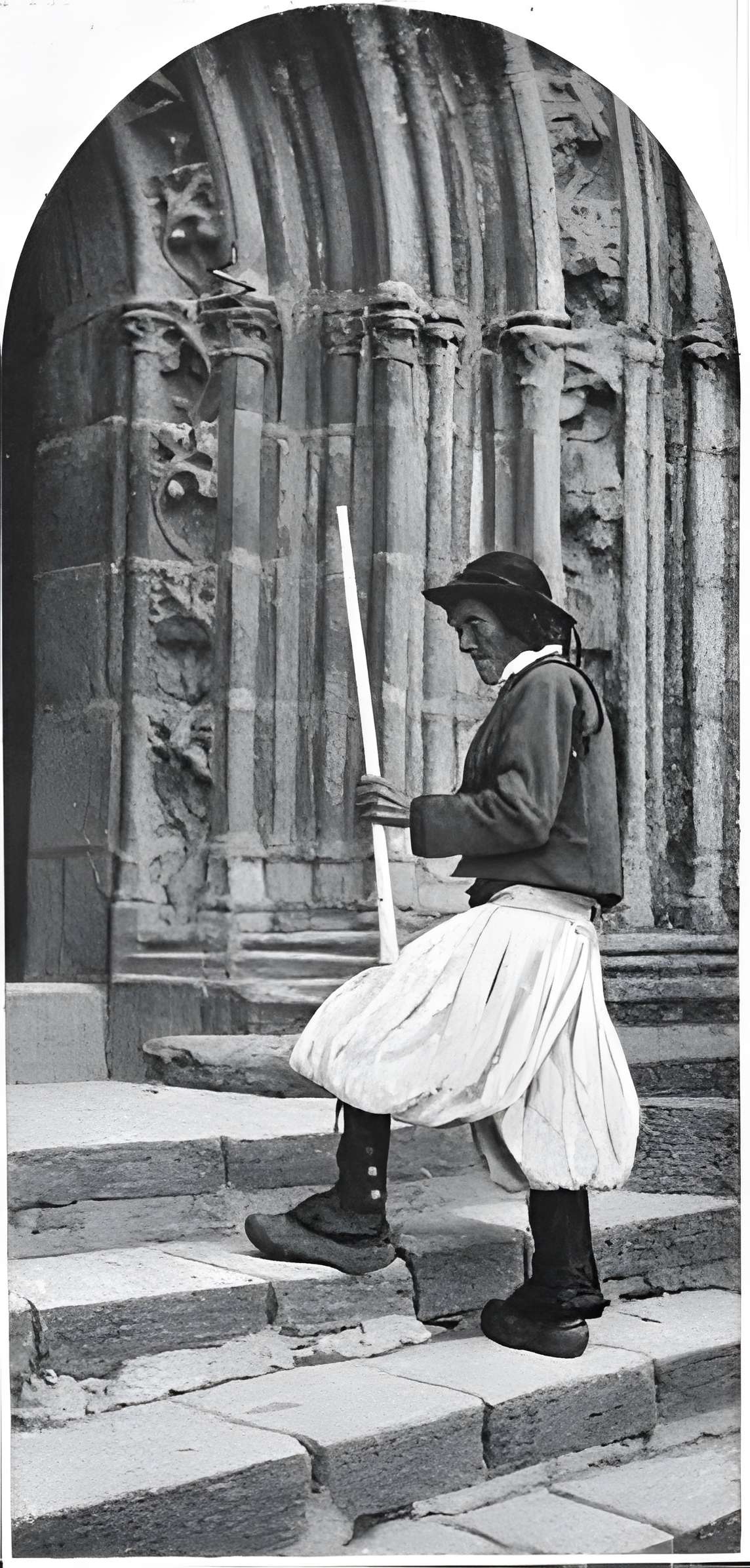 Place de l'Église et ses maisons à Locronan
