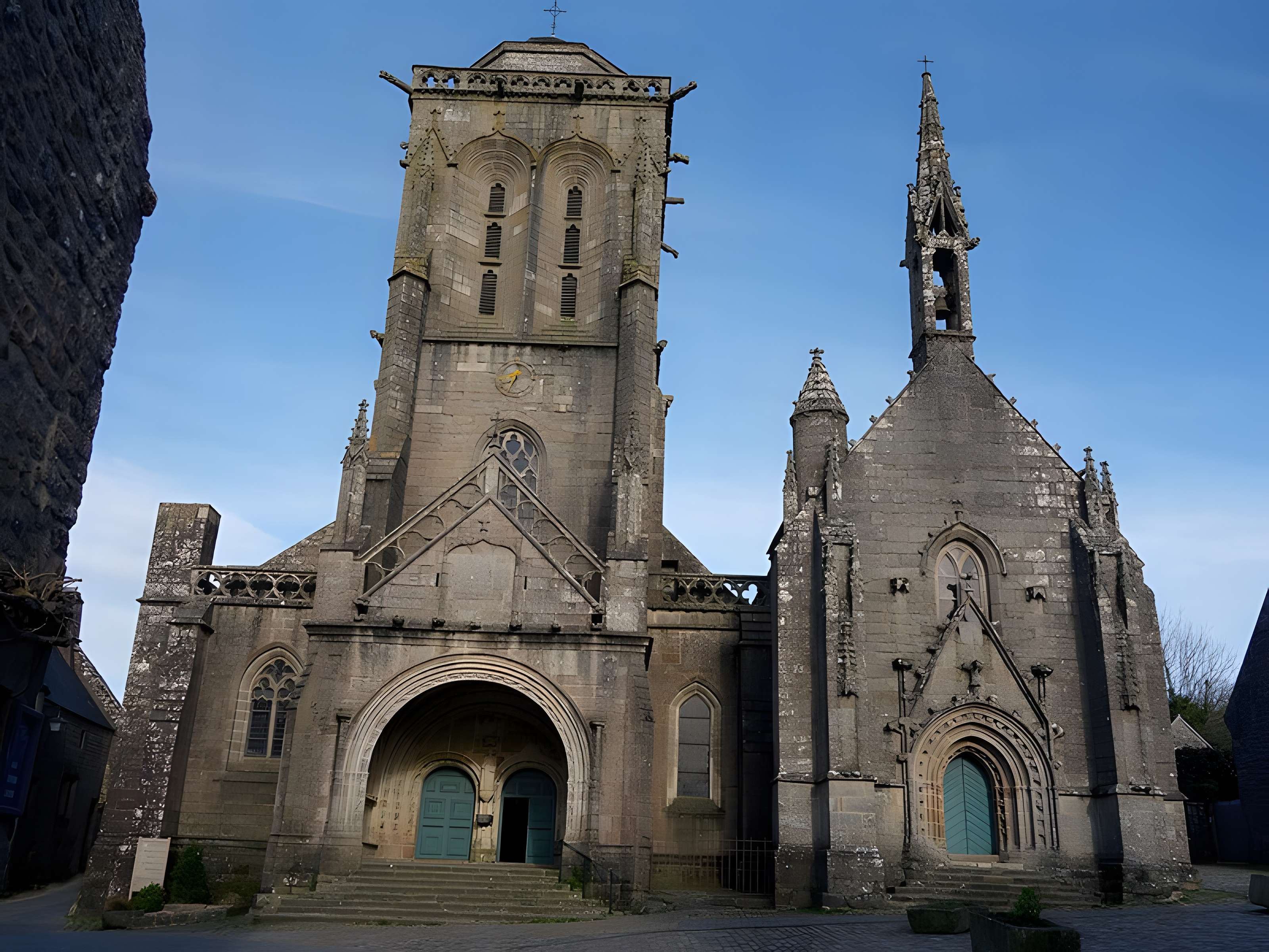Place de l'Église et ses maisons à Locronan