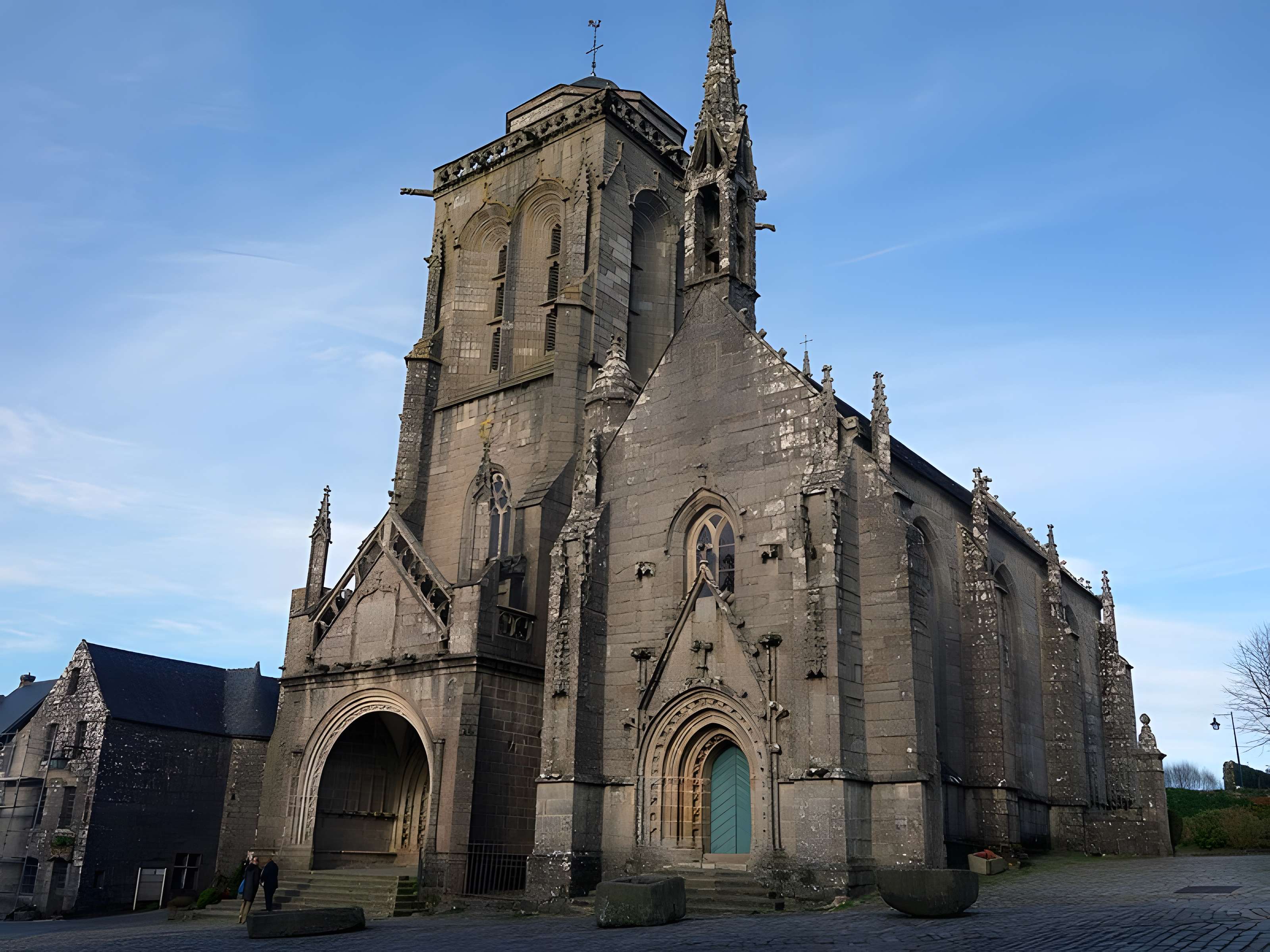 Place de l'Église et ses maisons à Locronan