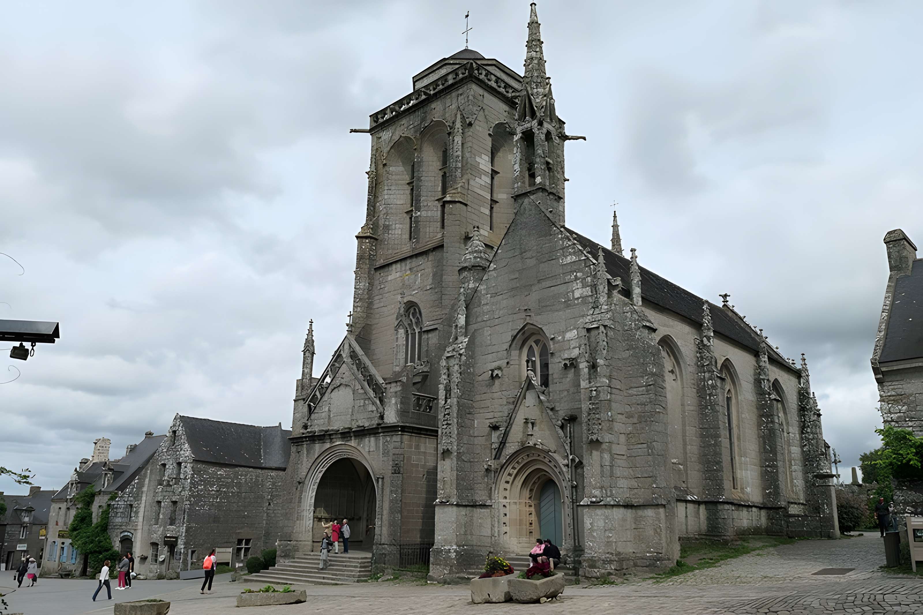 Place de l'Église et ses maisons à Locronan