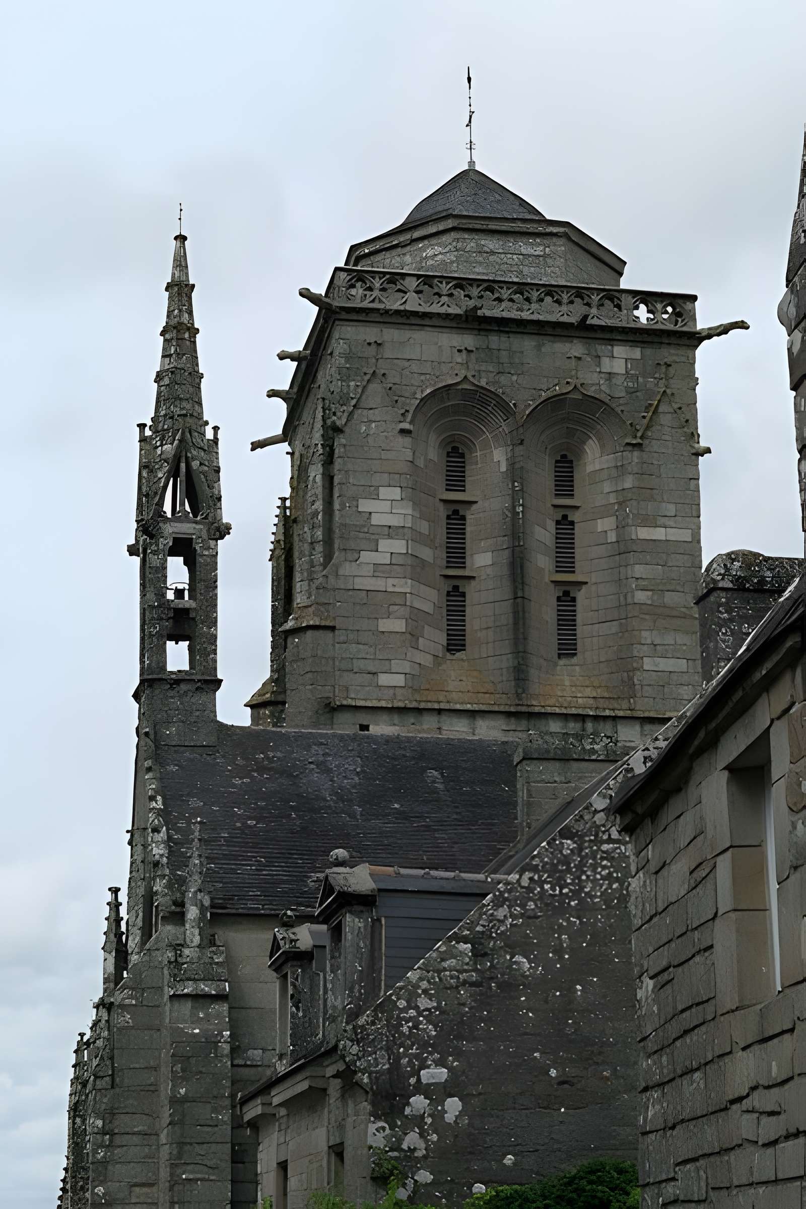 Place de l'Église et ses maisons à Locronan