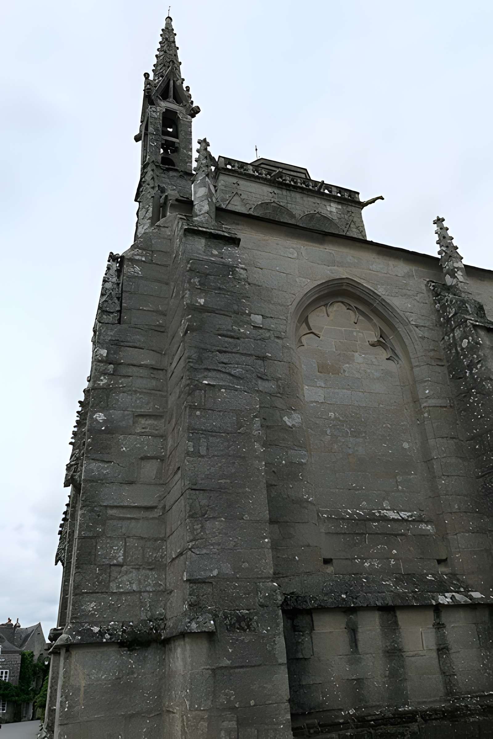 Place de l'Église et ses maisons à Locronan
