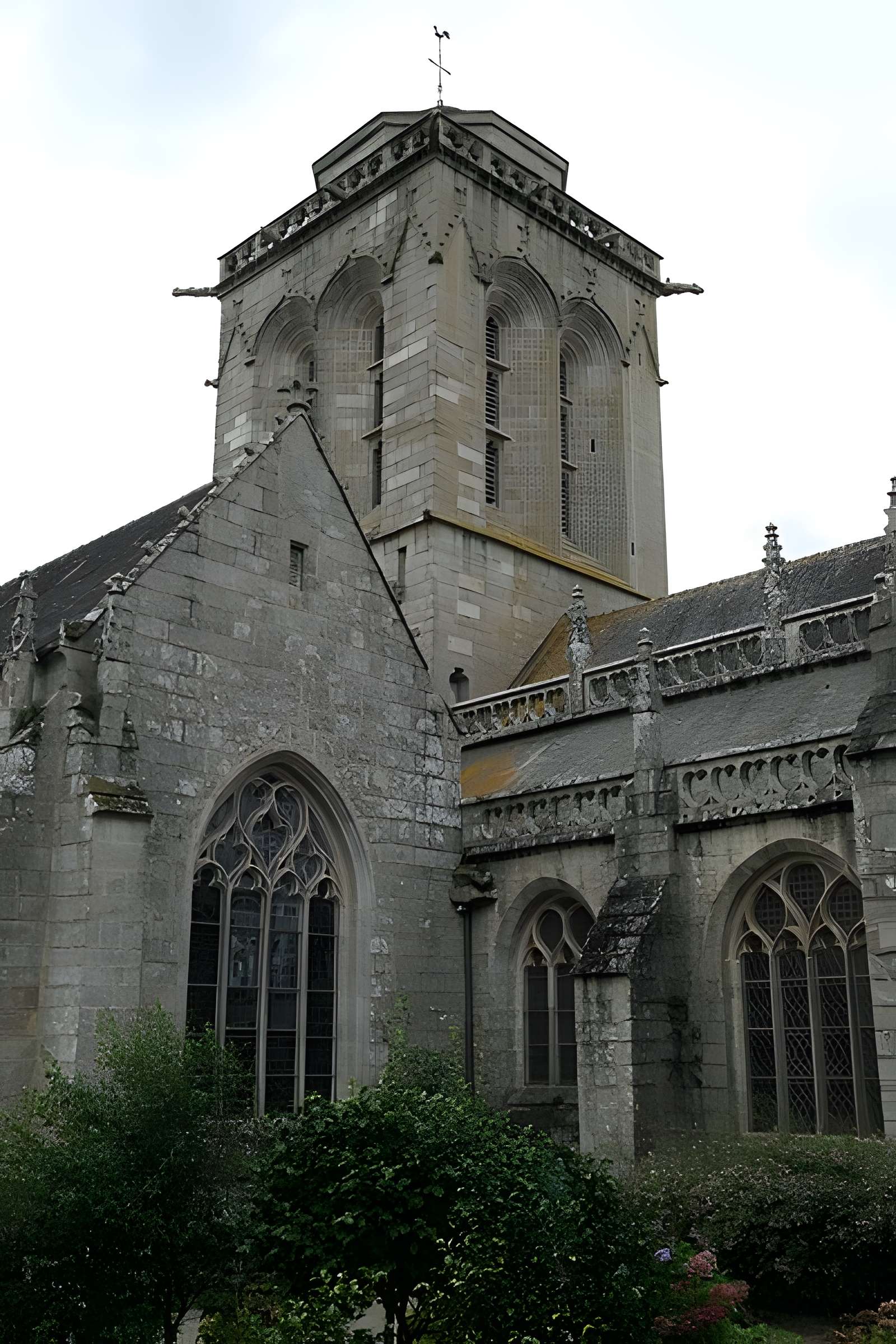 Place de l'Église et ses maisons à Locronan