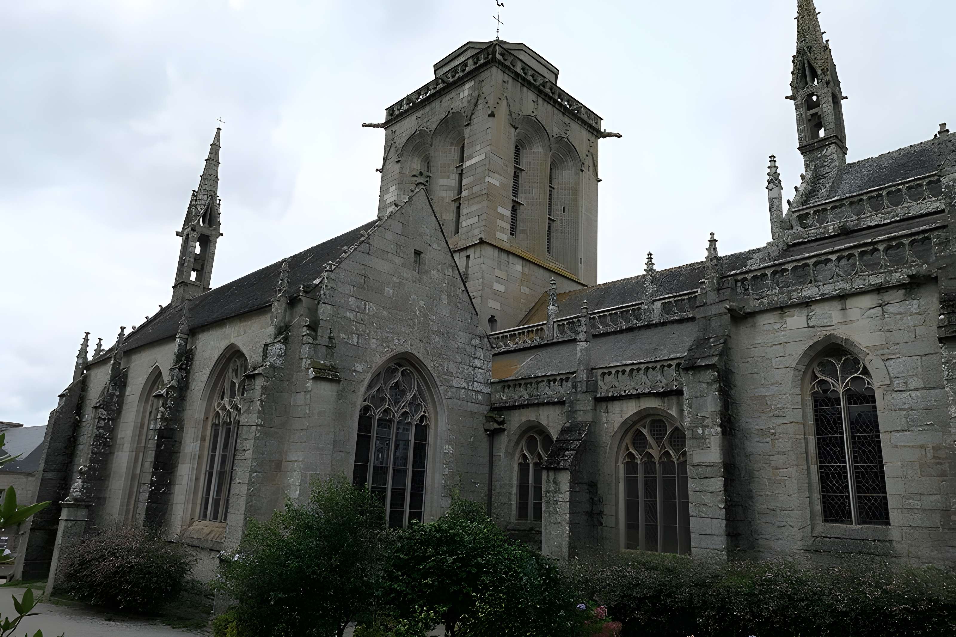 Place de l'Église et ses maisons à Locronan