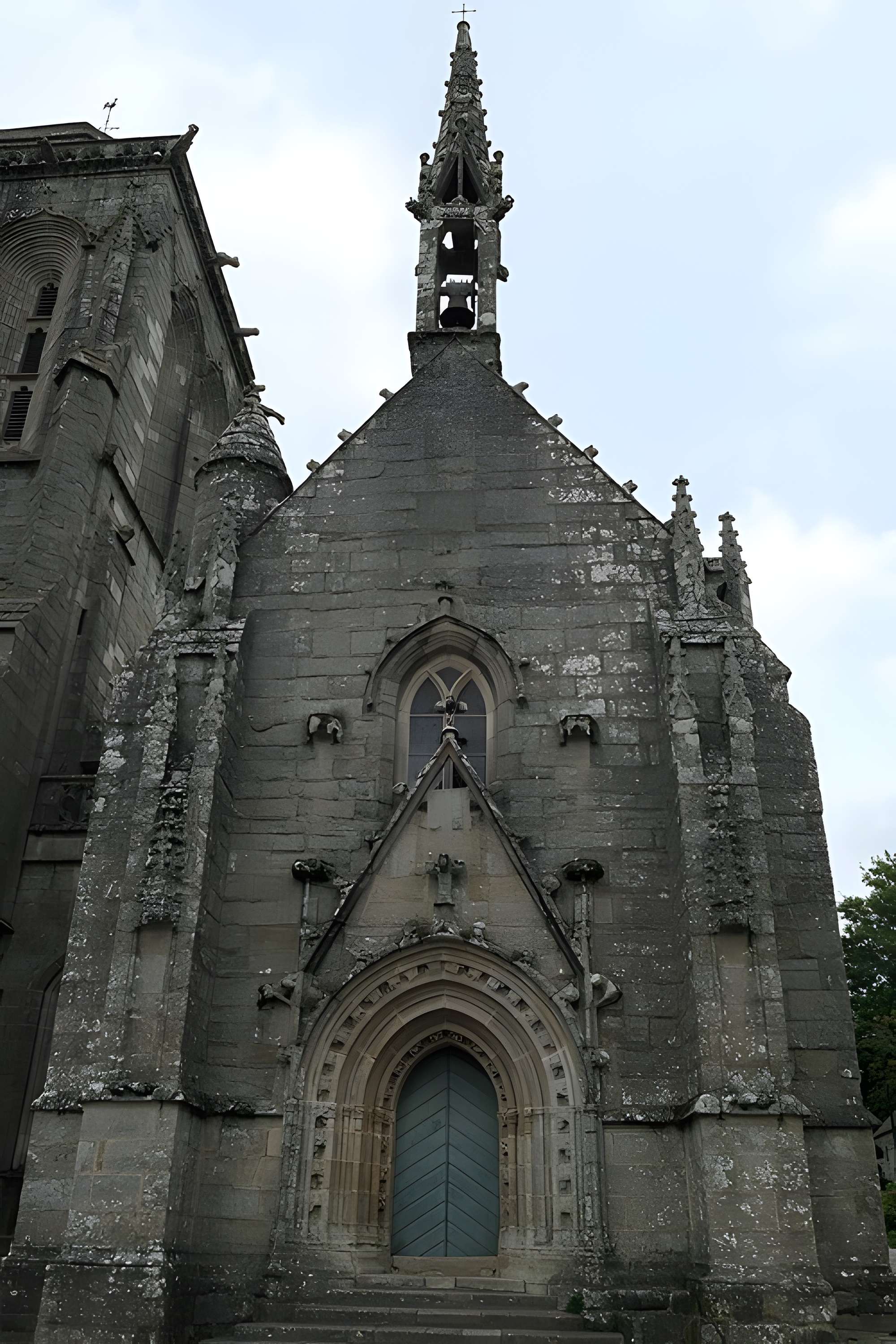 Place de l'Église et ses maisons à Locronan