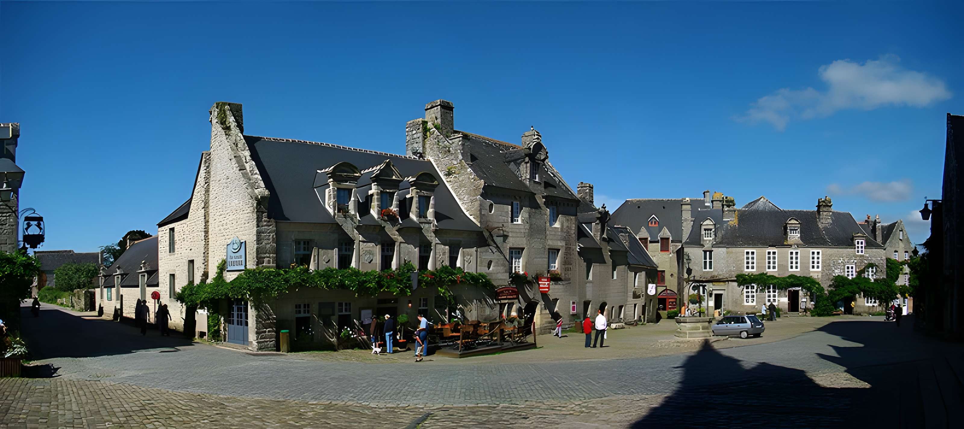 Place de l'Église et ses maisons à Locronan 
