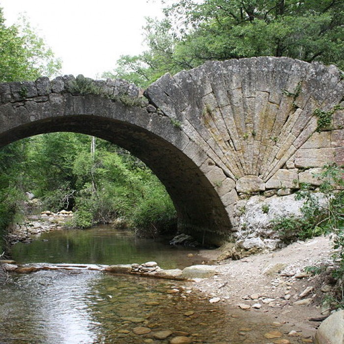 Photo de Pont à coquille sur lAigue-Brun de Bonnieux