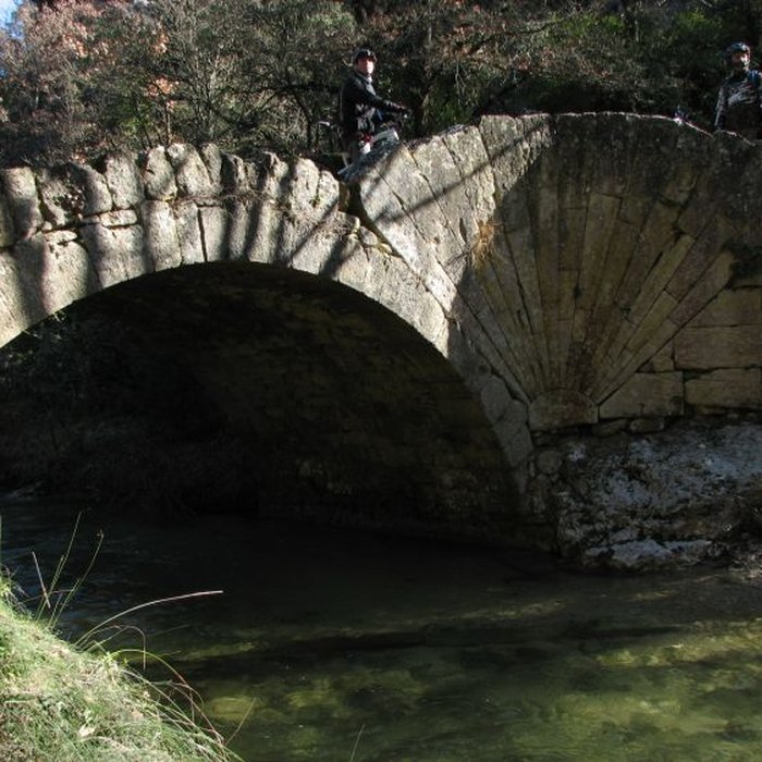 Photo de Pont à coquille sur lAigue-Brun de Bonnieux