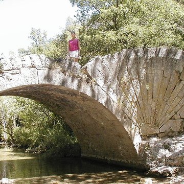 Pont à coquille sur lAigue-Brun de Bonnieux