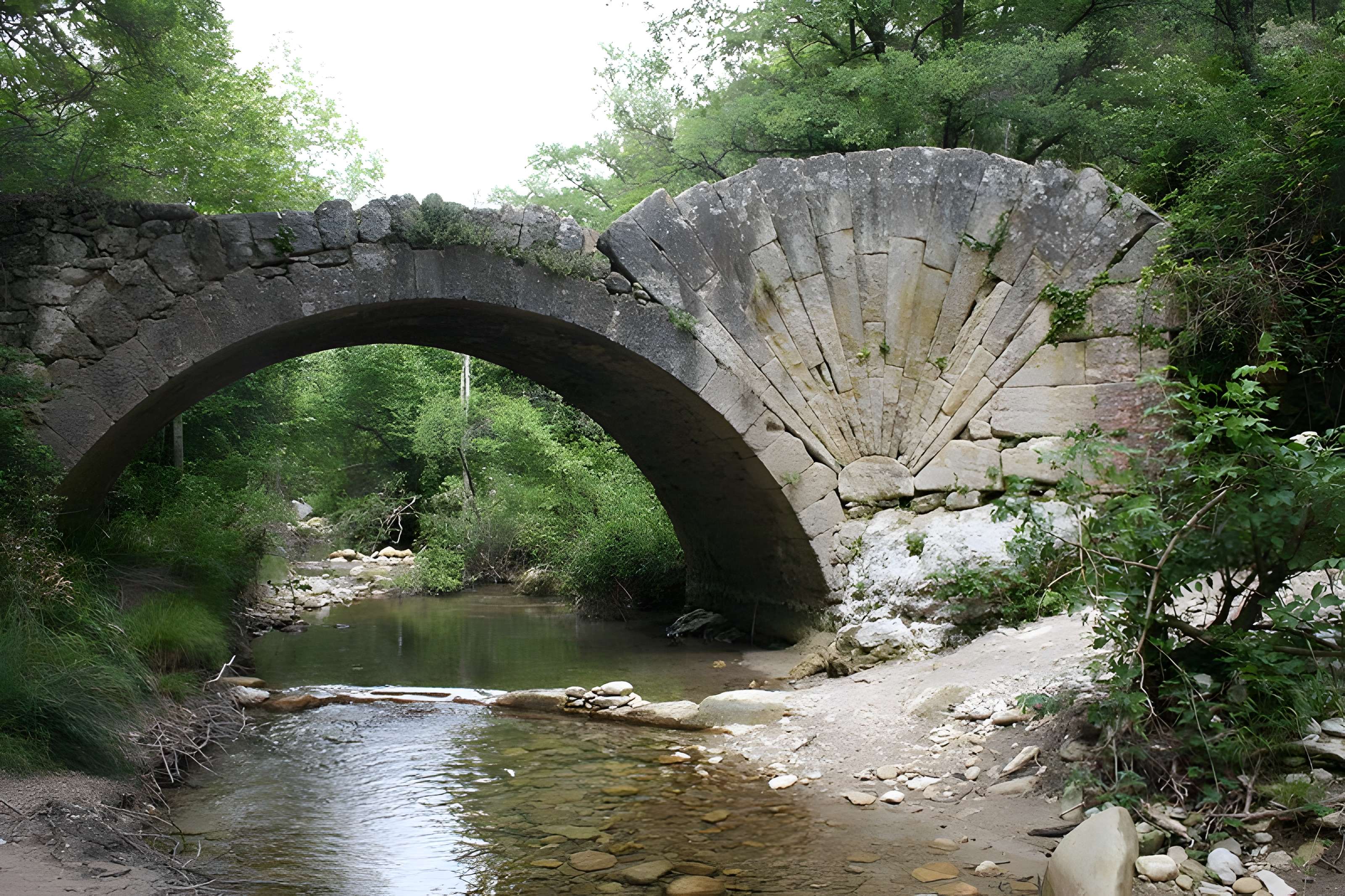 Pont à coquille sur l'Aigue-Brun de Bonnieux 