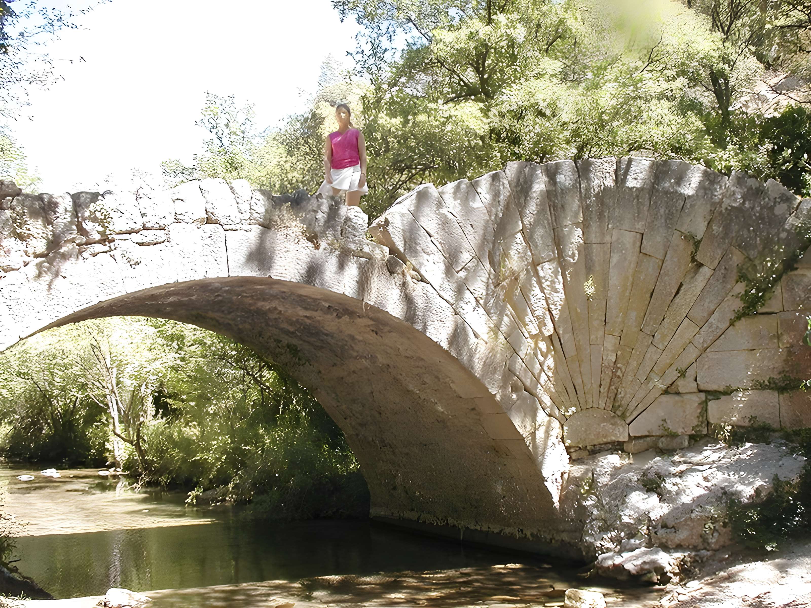 Pont à coquille sur l'Aigue-Brun de Bonnieux