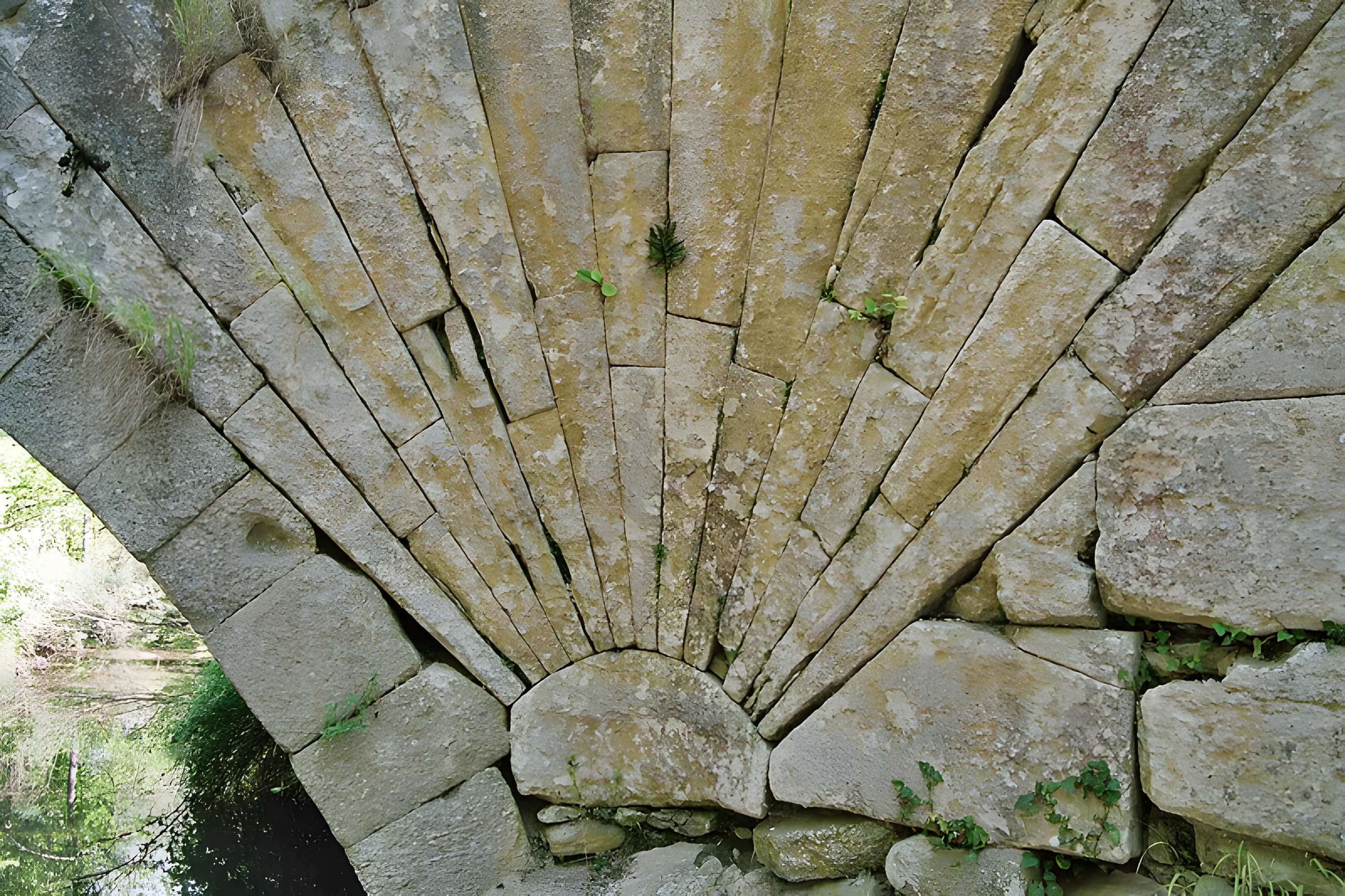 Pont à coquille sur l'Aigue-Brun de Bonnieux