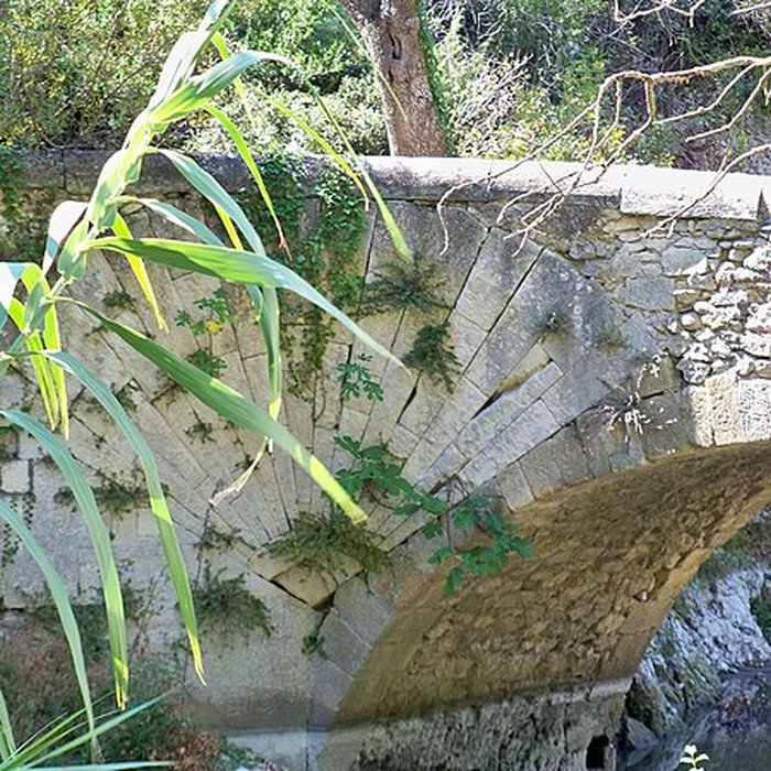Photo de Pont à coquille sur lAigue-Brun de Lourmarin