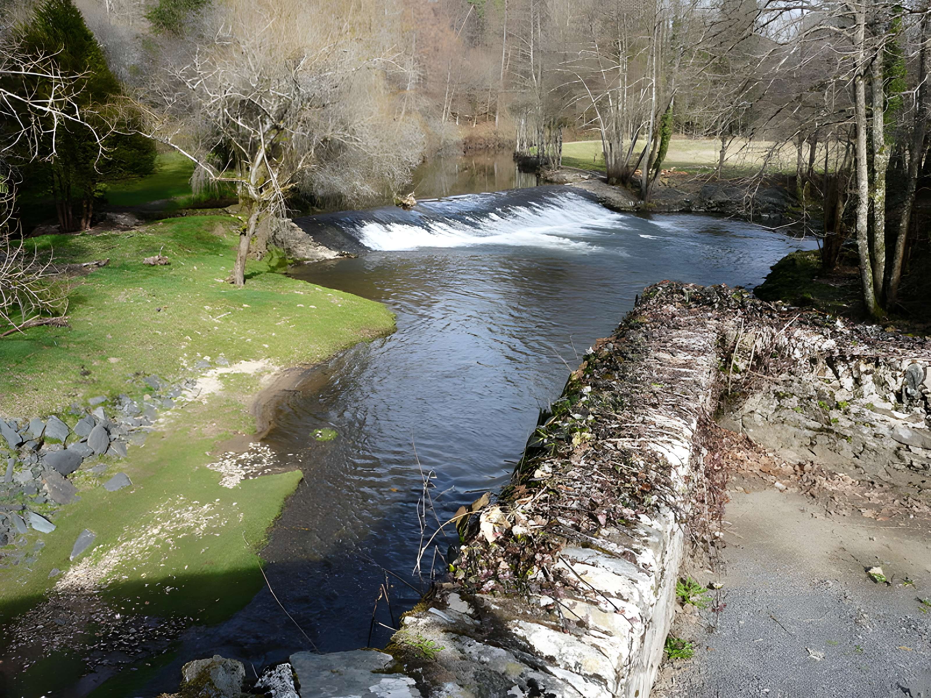 Pont de Laveyra sur l'Auvézère à Payzac