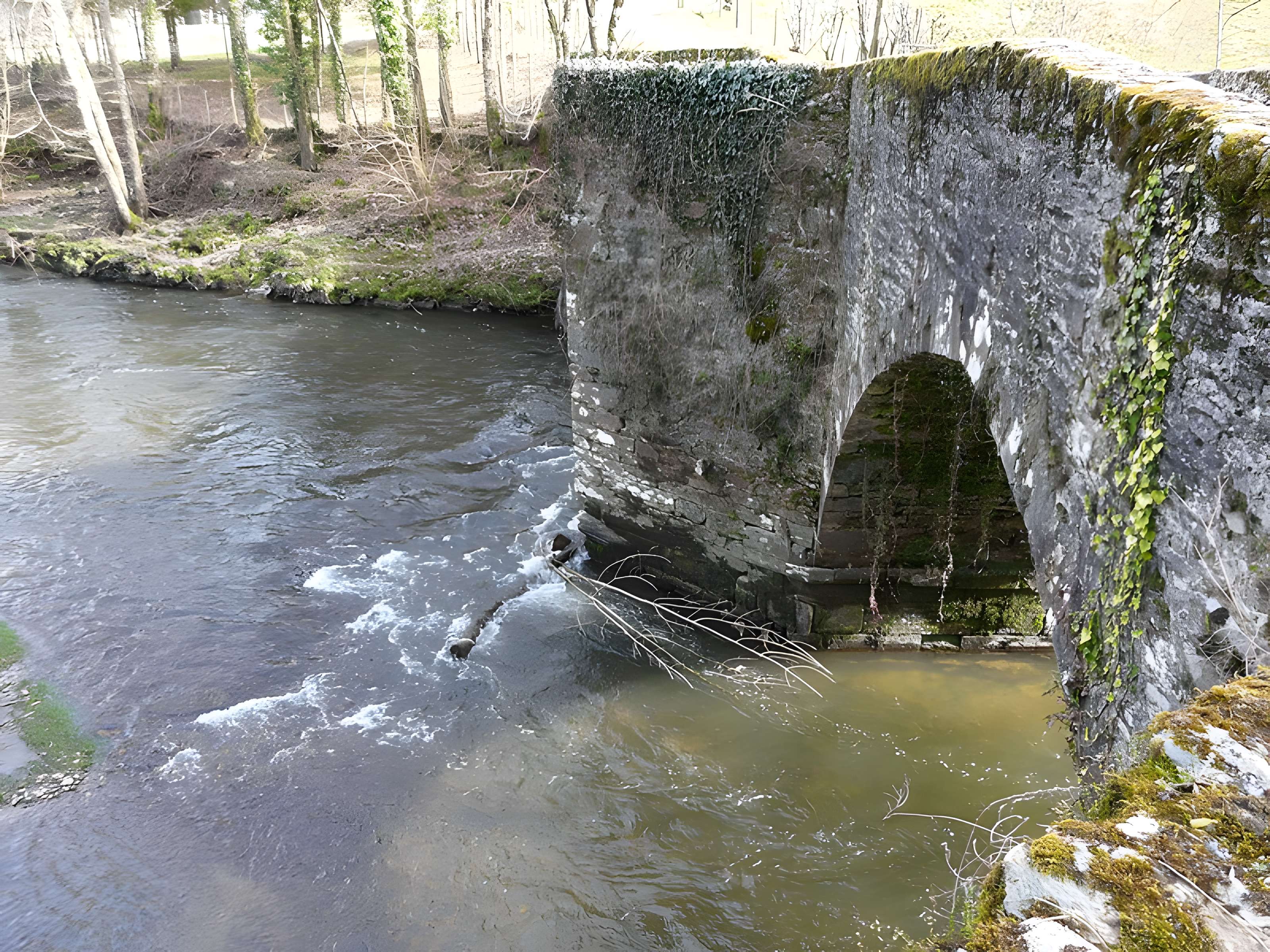 Pont de Laveyra sur l'Auvézère à Payzac