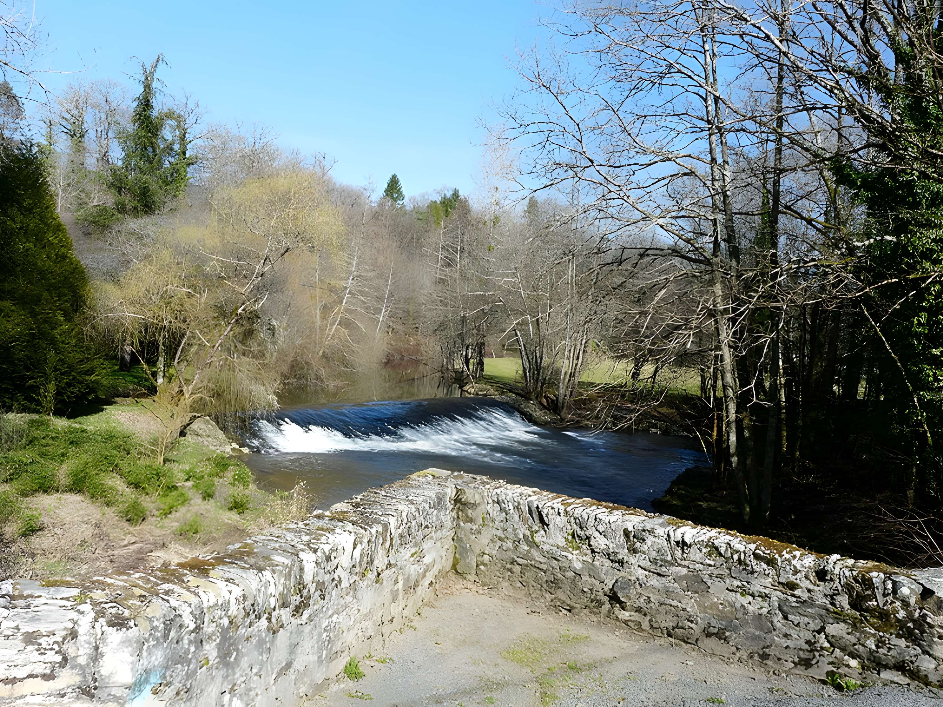 Pont de Laveyra sur l'Auvézère à Payzac