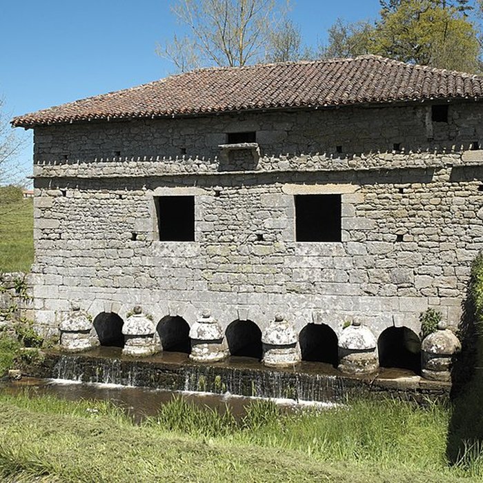 Photo de Pont surmonté dun colombier de Veyrac