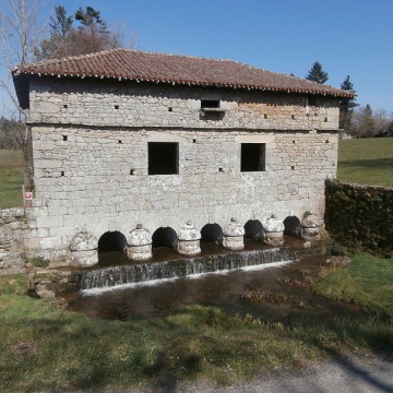 pont surmonte d un colombier de veyrac
