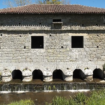 Pont surmonté dun colombier de Veyrac