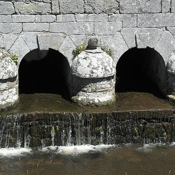 Pont surmonté dun colombier de Veyrac