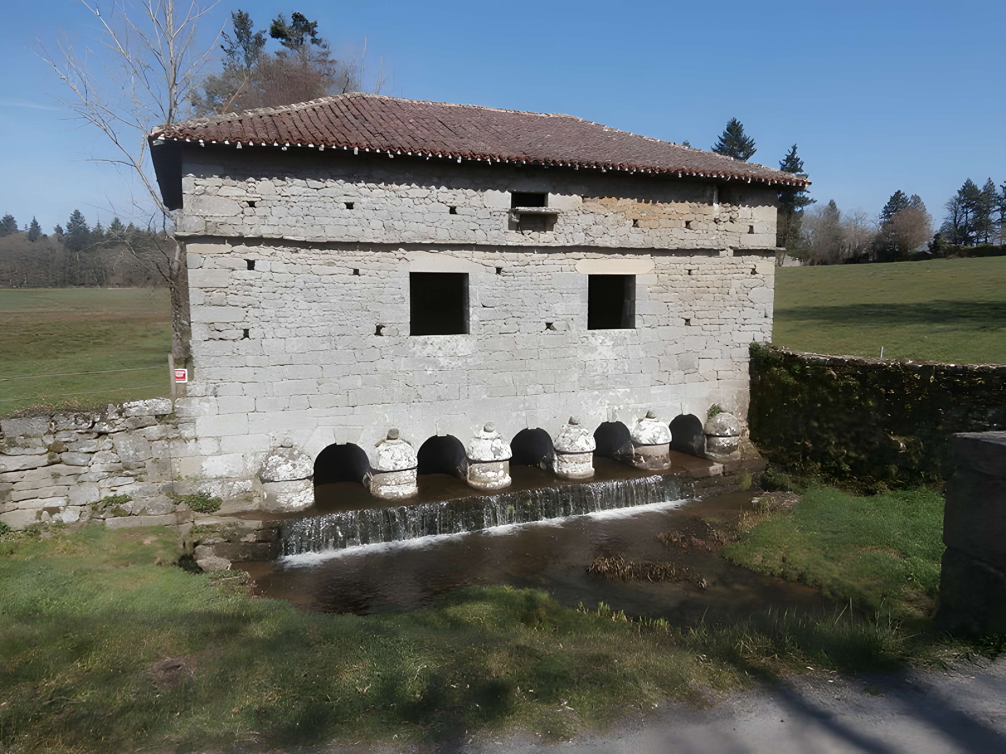 Pont surmonté d'un colombier de Veyrac 