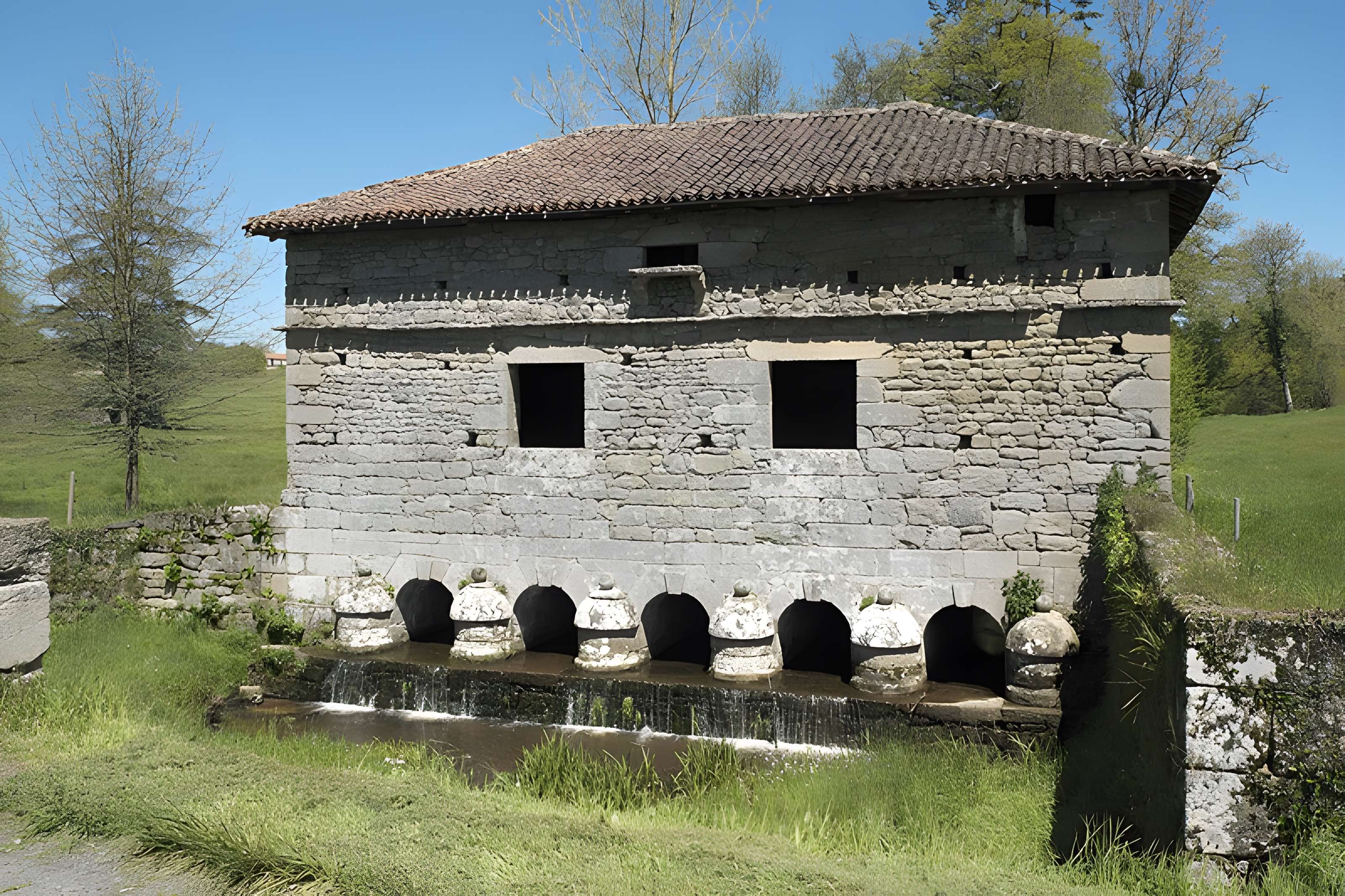 Pont surmonté d'un colombier de Veyrac