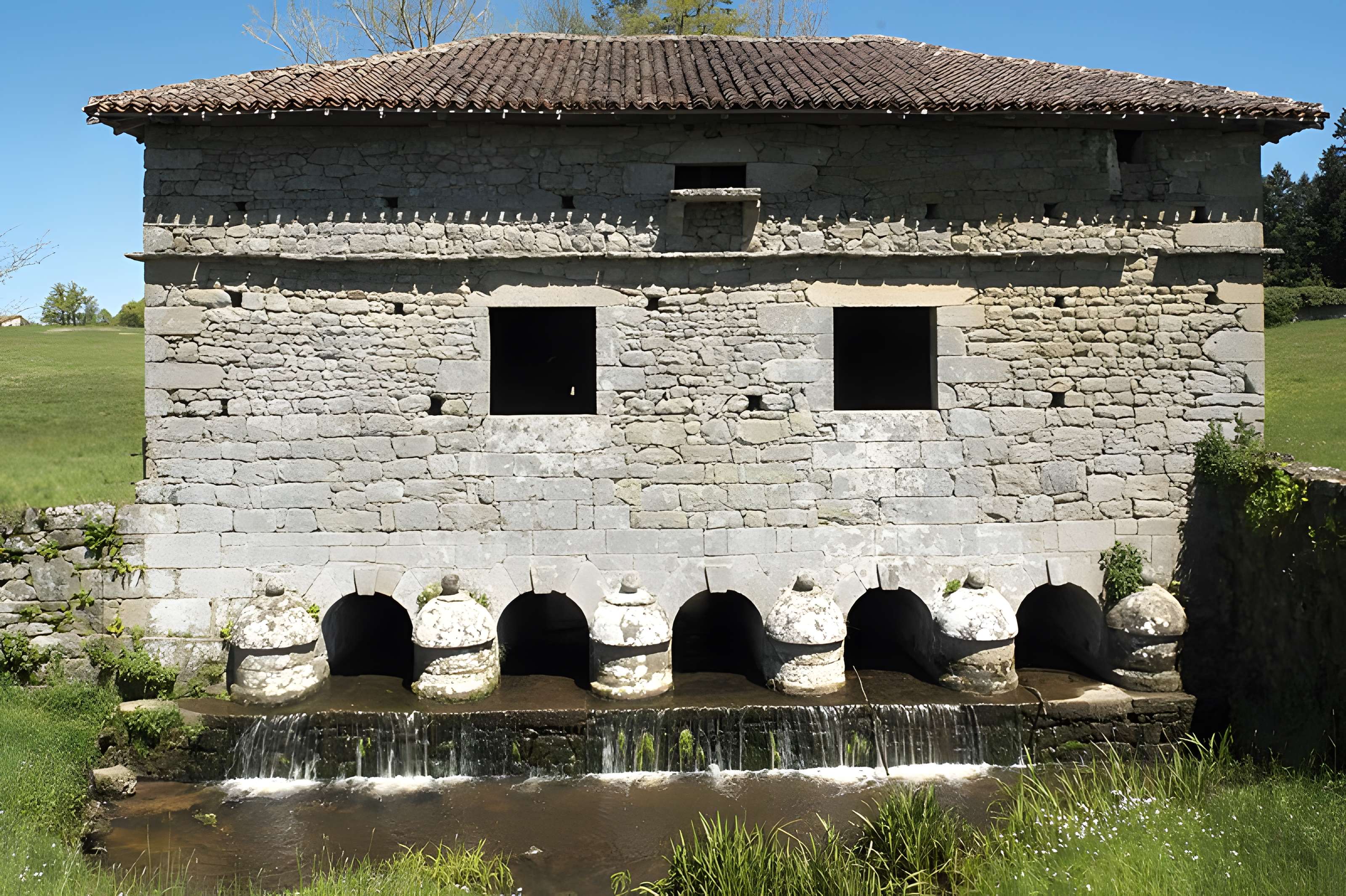 Pont surmonté d'un colombier de Veyrac