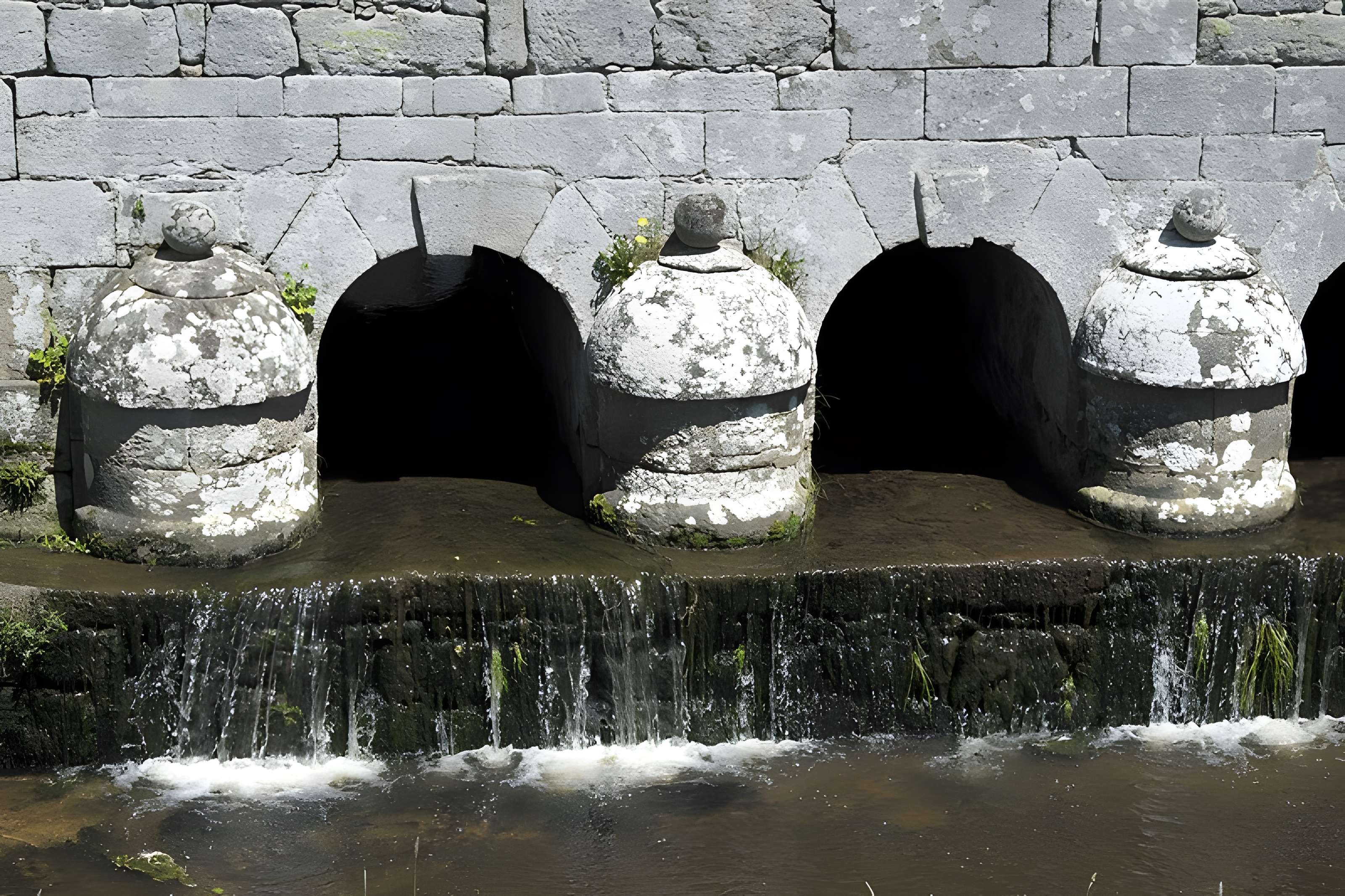 Pont surmonté d'un colombier de Veyrac