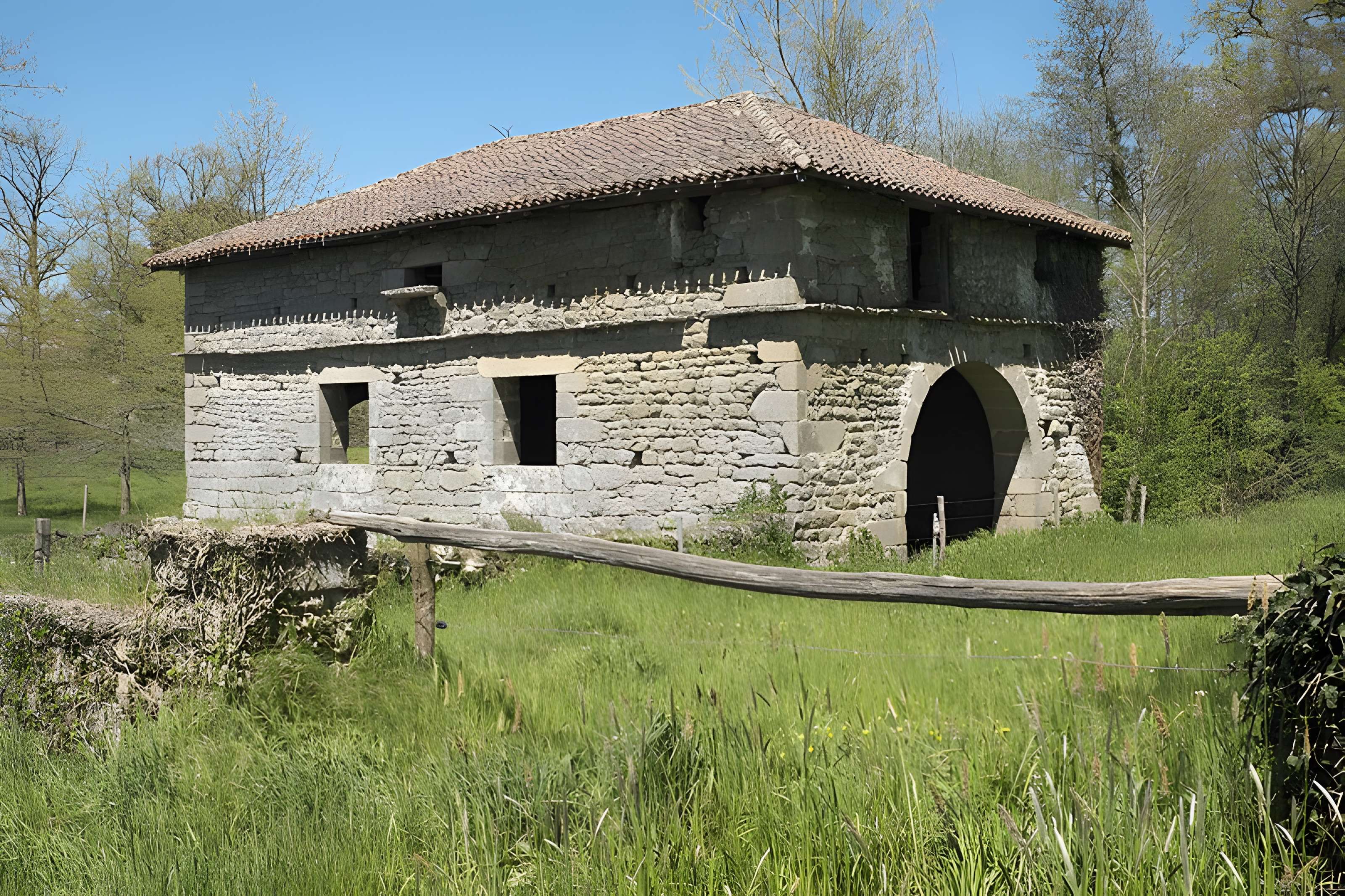 Pont surmonté d'un colombier de Veyrac