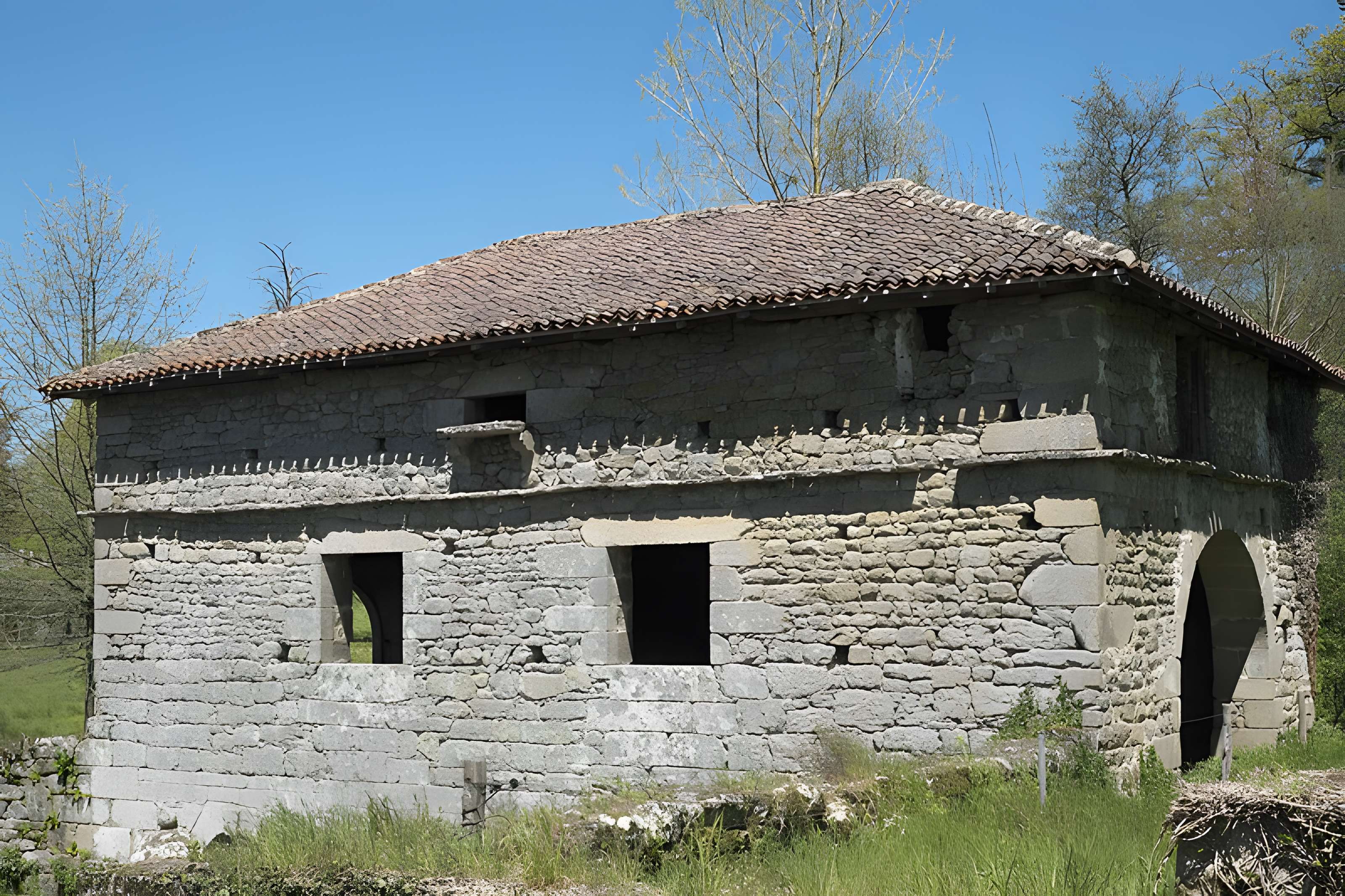 Pont surmonté d'un colombier de Veyrac