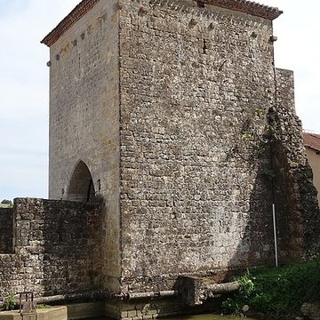 Porte de ville, son pont et son fossé